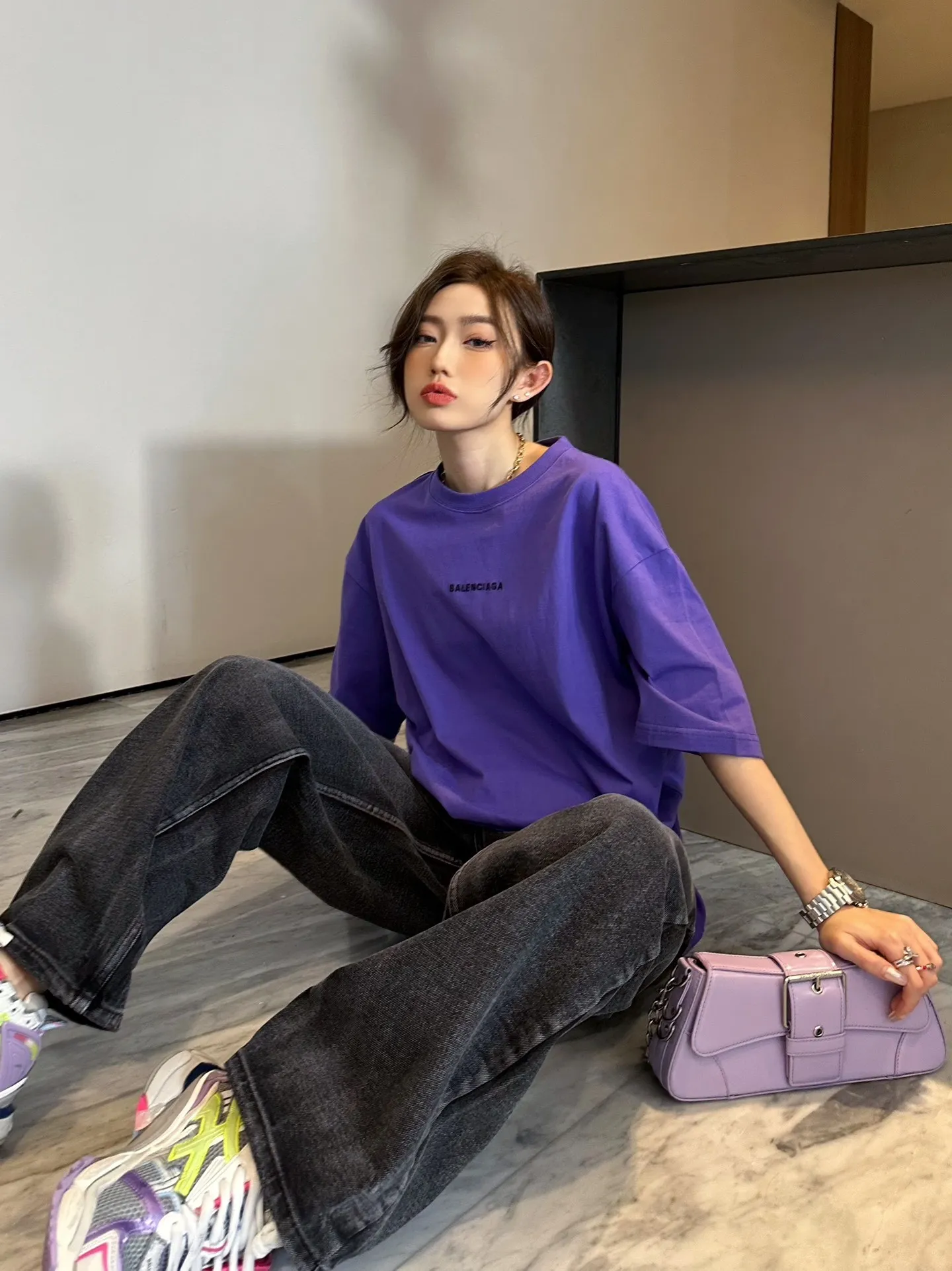 ♻️💯Upper body reference model picture❤️Top tested version BALENCIAGA Paris classic letter embroidery male and female couple star same style pure cotton loose short-sleeved T-shirt T-shirt seems to be a simple classic. The garment-making process is extremely complicated. It uses imported Tajima machine heavy-duty high-density embroidery. Fine embroidery without rough edges and stray threads is very tight. The uneven texture is obvious. 4w needle heavy embroidery for ready-made clothes. Breaking the traditional process of embroidering first and then sewing. The embroidery process is different from the market currency. Highly restore the yb effect. Custom-woven and dyed 280 grams of new color fabrics. Custom-dyed threads in the same vat with zero color difference. Exclusive high quality. Comparison welcome. Same style for men and women. Color: Dark Purple Size: XS-L P:260
