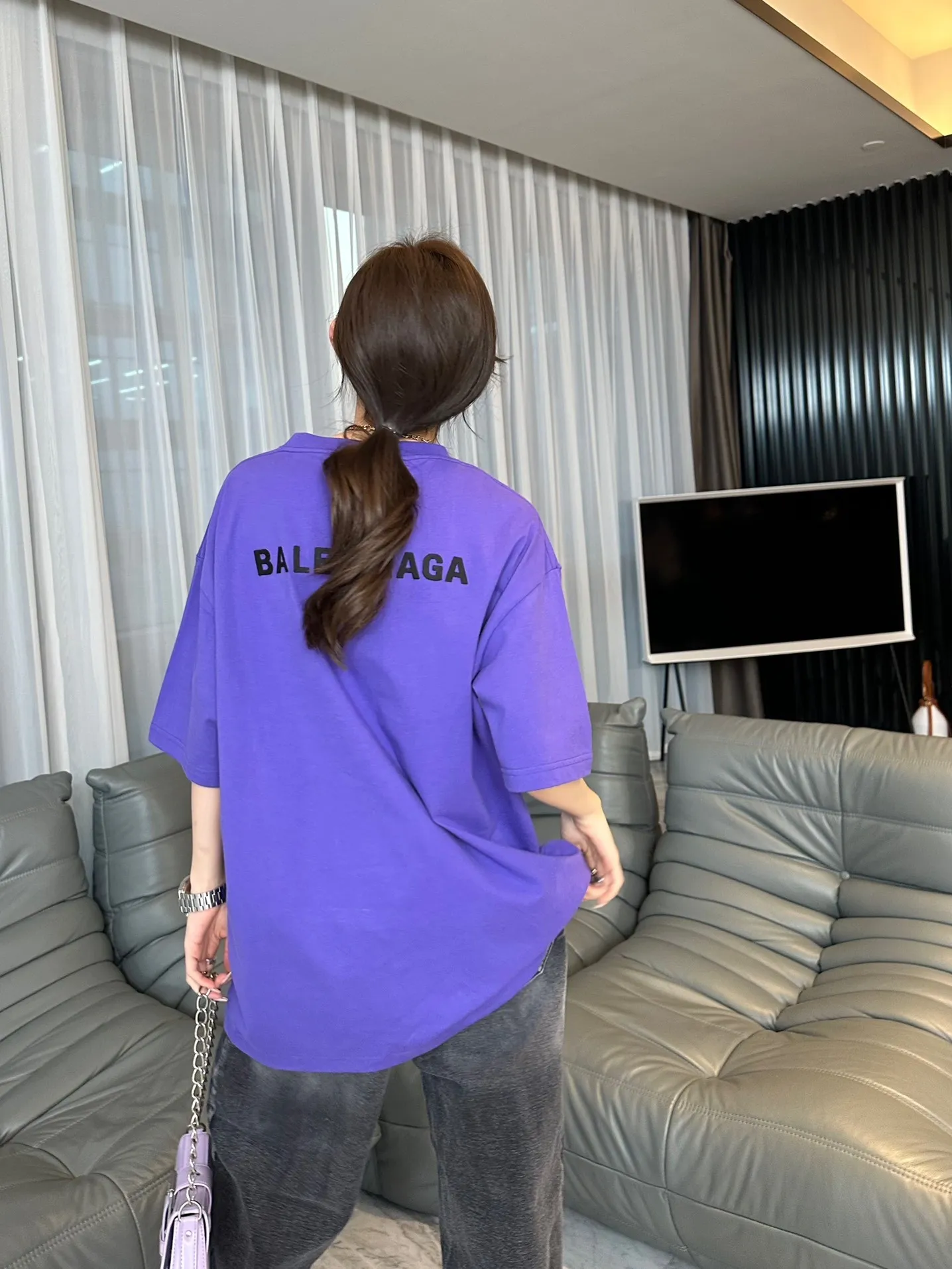 ♻️💯Upper body reference model picture❤️Top tested version BALENCIAGA Paris classic letter embroidery male and female couple star same style pure cotton loose short-sleeved T-shirt T-shirt seems to be a simple classic. The garment-making process is extremely complicated. It uses imported Tajima machine heavy-duty high-density embroidery. Fine embroidery without rough edges and stray threads is very tight. The uneven texture is obvious. 4w needle heavy embroidery for ready-made clothes. Breaking the traditional process of embroidering first and then sewing. The embroidery process is different from the market currency. Highly restore the yb effect. Custom-woven and dyed 280 grams of new color fabrics. Custom-dyed threads in the same vat with zero color difference. Exclusive high quality. Comparison welcome. Same style for men and women. Color: Dark Purple Size: XS-L P:260