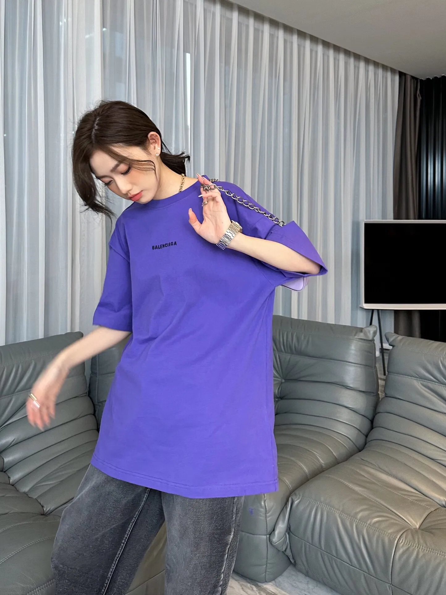 ♻️💯Upper body reference model picture❤️Top tested version BALENCIAGA Paris classic letter embroidery male and female couple star same style pure cotton loose short-sleeved T-shirt T-shirt seems to be a simple classic. The garment-making process is extremely complicated. It uses imported Tajima machine heavy-duty high-density embroidery. Fine embroidery without rough edges and stray threads is very tight. The uneven texture is obvious. 4w needle heavy embroidery for ready-made clothes. Breaking the traditional process of embroidering first and then sewing. The embroidery process is different from the market currency. Highly restore the yb effect. Custom-woven and dyed 280 grams of new color fabrics. Custom-dyed threads in the same vat with zero color difference. Exclusive high quality. Comparison welcome. Same style for men and women. Color: Dark Purple Size: XS-L P:260