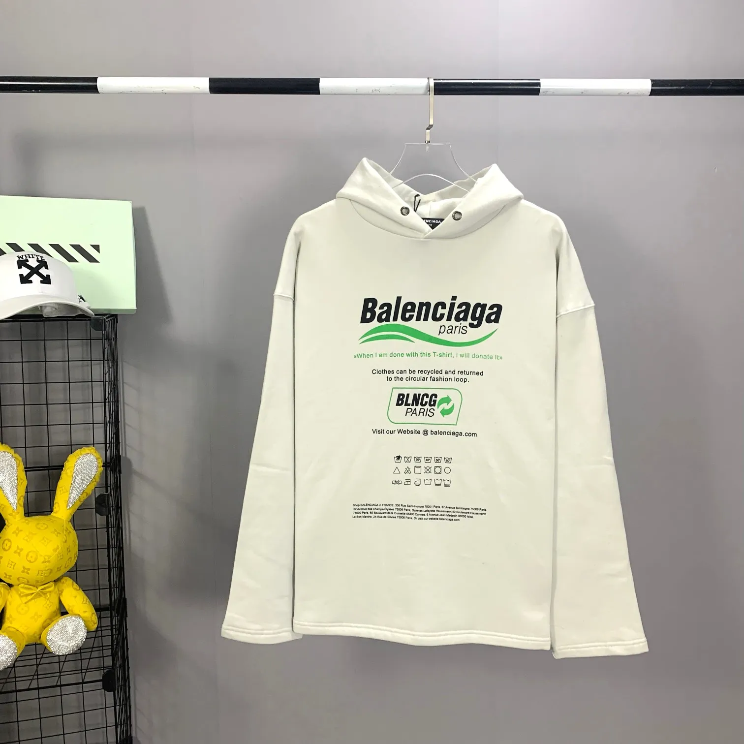 The top version of Balenciaga's front and rear eco-friendly logo arrows are loose-fitting pure cotton hoodies and sweatshirts for male and female couples and celebrities. BLCG is one of the most influential brands in the fashion industry. Founded in 1919 by Cristóbal Balenciaga and settled in Paris in 1936, he led many important fashion movements between 1930 and 1968. The representative ready-to-wear series reflects the brand's identity - Fabric: 460 grams of composite crystal velvet, made of imported knitting needle carded cotton, with moderate thickness, drape and contour - The front printing screen plate is hand-printed, and the 3D full-color scanned pattern is used as a film to ensure the highest degree of printing pattern restoration. The upper and lower LOGO printing has a strong touch texture. The printing material uses environmentally friendly active water slurry, and the base anti-sublimation liquid. The ready-made garment is resistant to washing and does not desizing. Color: gray and white Size: XS-L P:450
