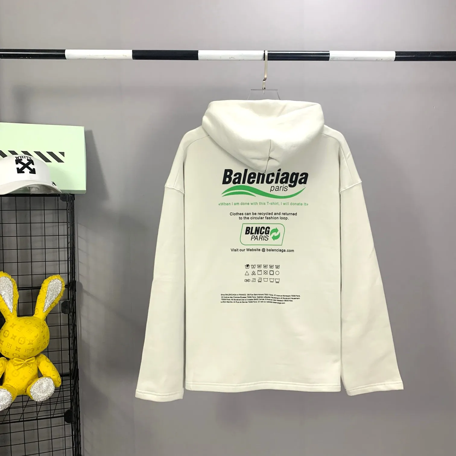 The top version of Balenciaga's front and rear eco-friendly logo arrows are loose-fitting pure cotton hoodies and sweatshirts for male and female couples and celebrities. BLCG is one of the most influential brands in the fashion industry. Founded in 1919 by Cristóbal Balenciaga and settled in Paris in 1936, he led many important fashion movements between 1930 and 1968. The representative ready-to-wear series reflects the brand's identity - Fabric: 460 grams of composite crystal velvet, made of imported knitting needle carded cotton, with moderate thickness, drape and contour - The front printing screen plate is hand-printed, and the 3D full-color scanned pattern is used as a film to ensure the highest degree of printing pattern restoration. The upper and lower LOGO printing has a strong touch texture. The printing material uses environmentally friendly active water slurry, and the base anti-sublimation liquid. The ready-made garment is resistant to washing and does not desizing. Color: gray and white Size: XS-L P:450