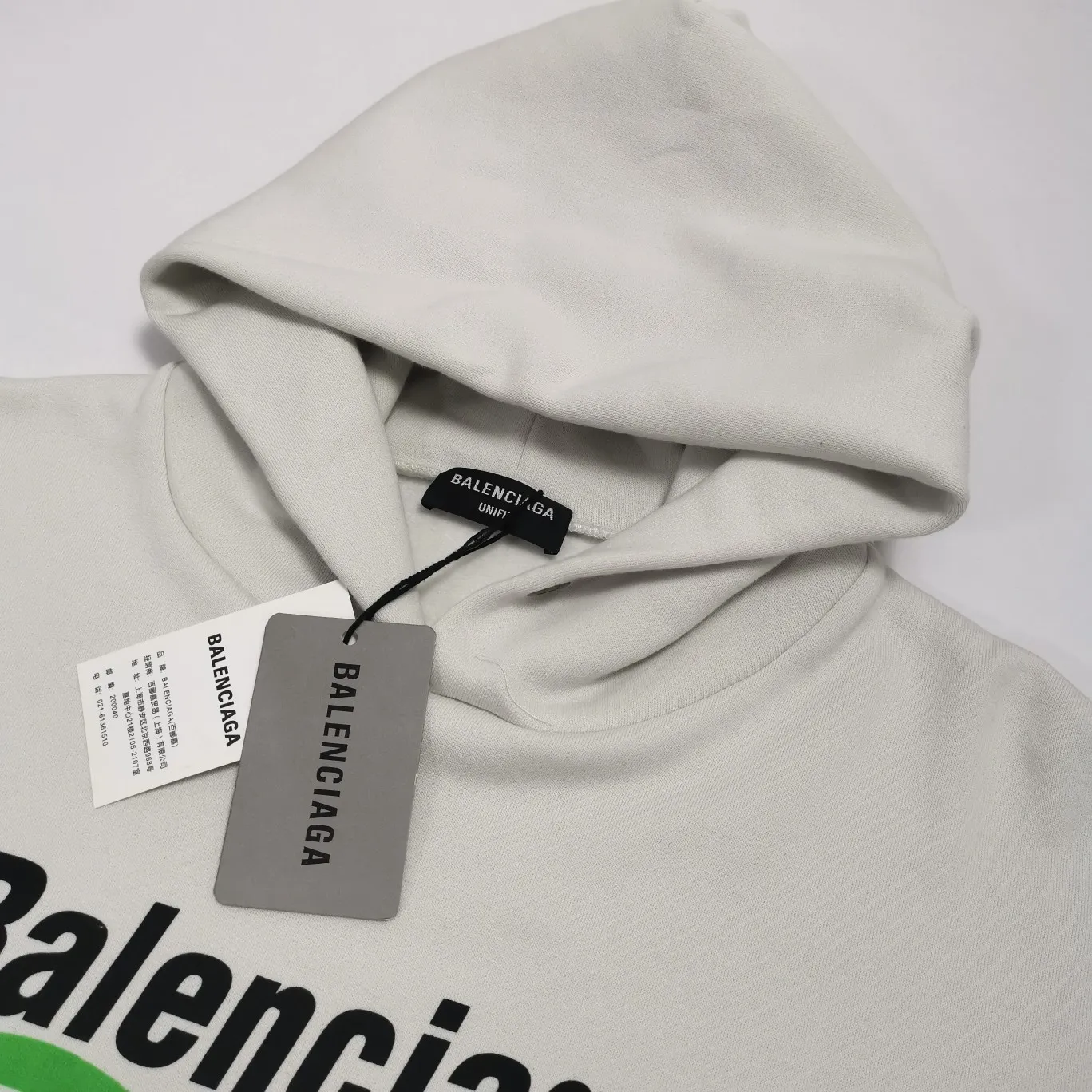 The top version of Balenciaga's front and rear eco-friendly logo arrows are loose-fitting pure cotton hoodies and sweatshirts for male and female couples and celebrities. BLCG is one of the most influential brands in the fashion industry. Founded in 1919 by Cristóbal Balenciaga and settled in Paris in 1936, he led many important fashion movements between 1930 and 1968. The representative ready-to-wear series reflects the brand's identity - Fabric: 460 grams of composite crystal velvet, made of imported knitting needle carded cotton, with moderate thickness, drape and contour - The front printing screen plate is hand-printed, and the 3D full-color scanned pattern is used as a film to ensure the highest degree of printing pattern restoration. The upper and lower LOGO printing has a strong touch texture. The printing material uses environmentally friendly active water slurry, and the base anti-sublimation liquid. The ready-made garment is resistant to washing and does not desizing. Color: gray and white Size: XS-L P:450