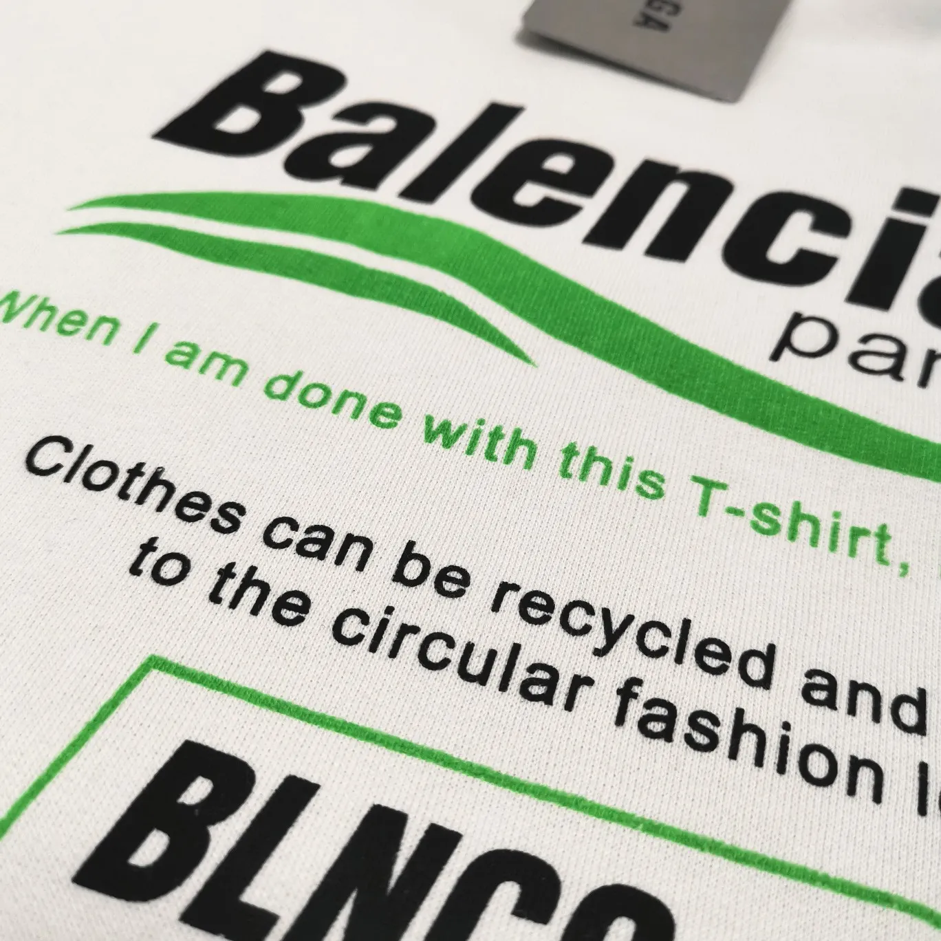 The top version of Balenciaga's front and rear eco-friendly logo arrows are loose-fitting pure cotton hoodies and sweatshirts for male and female couples and celebrities. BLCG is one of the most influential brands in the fashion industry. Founded in 1919 by Cristóbal Balenciaga and settled in Paris in 1936, he led many important fashion movements between 1930 and 1968. The representative ready-to-wear series reflects the brand's identity - Fabric: 460 grams of composite crystal velvet, made of imported knitting needle carded cotton, with moderate thickness, drape and contour - The front printing screen plate is hand-printed, and the 3D full-color scanned pattern is used as a film to ensure the highest degree of printing pattern restoration. The upper and lower LOGO printing has a strong touch texture. The printing material uses environmentally friendly active water slurry, and the base anti-sublimation liquid. The ready-made garment is resistant to washing and does not desizing. Color: gray and white Size: XS-L P:450
