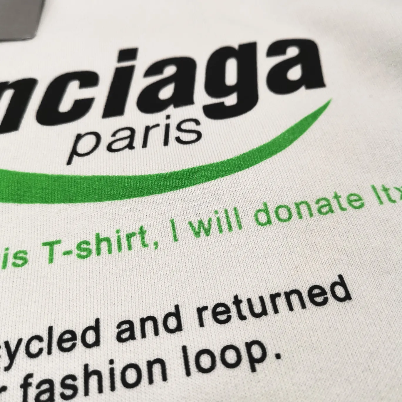 The top version of Balenciaga's front and rear eco-friendly logo arrows are loose-fitting pure cotton hoodies and sweatshirts for male and female couples and celebrities. BLCG is one of the most influential brands in the fashion industry. Founded in 1919 by Cristóbal Balenciaga and settled in Paris in 1936, he led many important fashion movements between 1930 and 1968. The representative ready-to-wear series reflects the brand's identity - Fabric: 460 grams of composite crystal velvet, made of imported knitting needle carded cotton, with moderate thickness, drape and contour - The front printing screen plate is hand-printed, and the 3D full-color scanned pattern is used as a film to ensure the highest degree of printing pattern restoration. The upper and lower LOGO printing has a strong touch texture. The printing material uses environmentally friendly active water slurry, and the base anti-sublimation liquid. The ready-made garment is resistant to washing and does not desizing. Color: gray and white Size: XS-L P:450