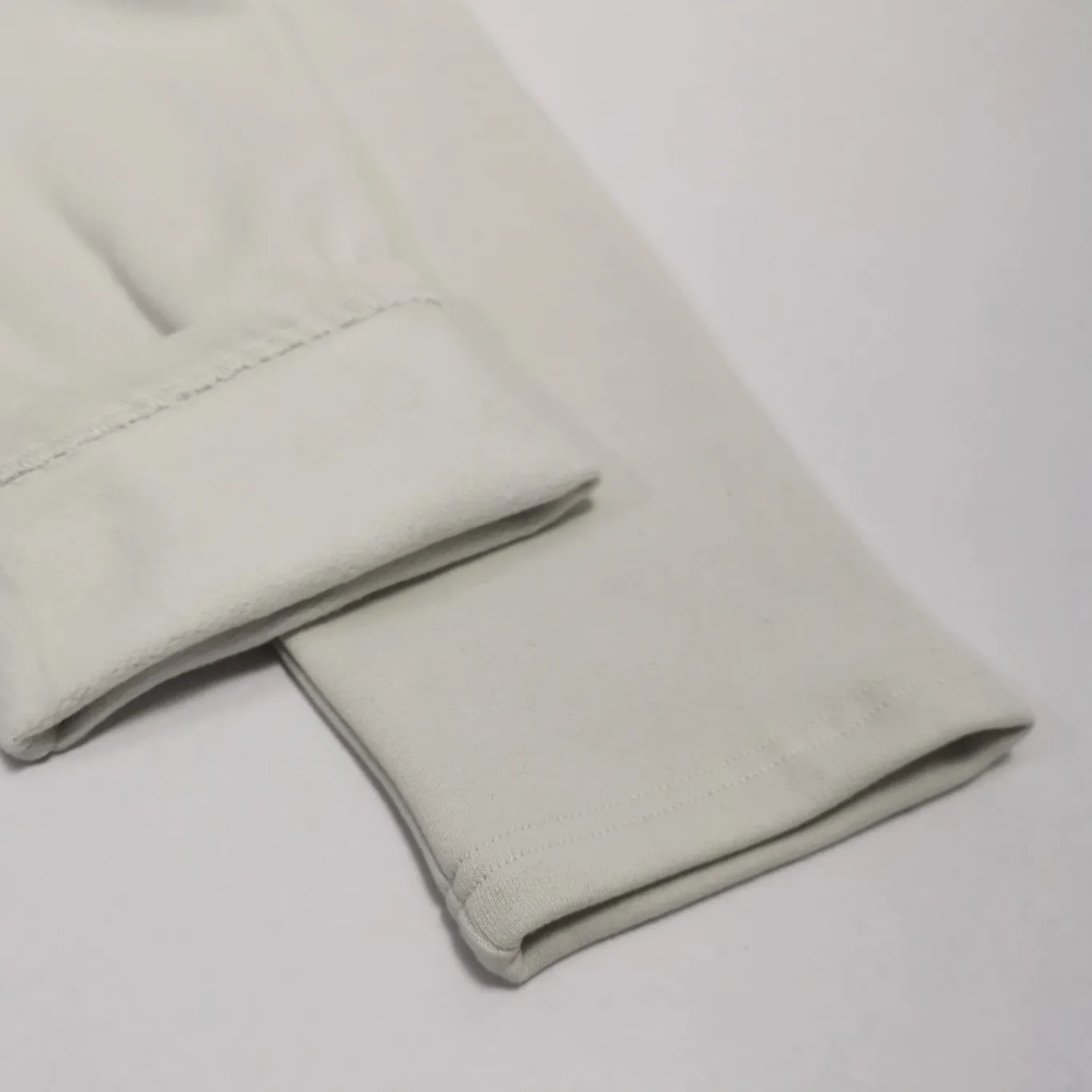 The top version of Balenciaga's front and rear eco-friendly logo arrows are loose-fitting pure cotton hoodies and sweatshirts for male and female couples and celebrities. BLCG is one of the most influential brands in the fashion industry. Founded in 1919 by Cristóbal Balenciaga and settled in Paris in 1936, he led many important fashion movements between 1930 and 1968. The representative ready-to-wear series reflects the brand's identity - Fabric: 460 grams of composite crystal velvet, made of imported knitting needle carded cotton, with moderate thickness, drape and contour - The front printing screen plate is hand-printed, and the 3D full-color scanned pattern is used as a film to ensure the highest degree of printing pattern restoration. The upper and lower LOGO printing has a strong touch texture. The printing material uses environmentally friendly active water slurry, and the base anti-sublimation liquid. The ready-made garment is resistant to washing and does not desizing. Color: gray and white Size: XS-L P:450