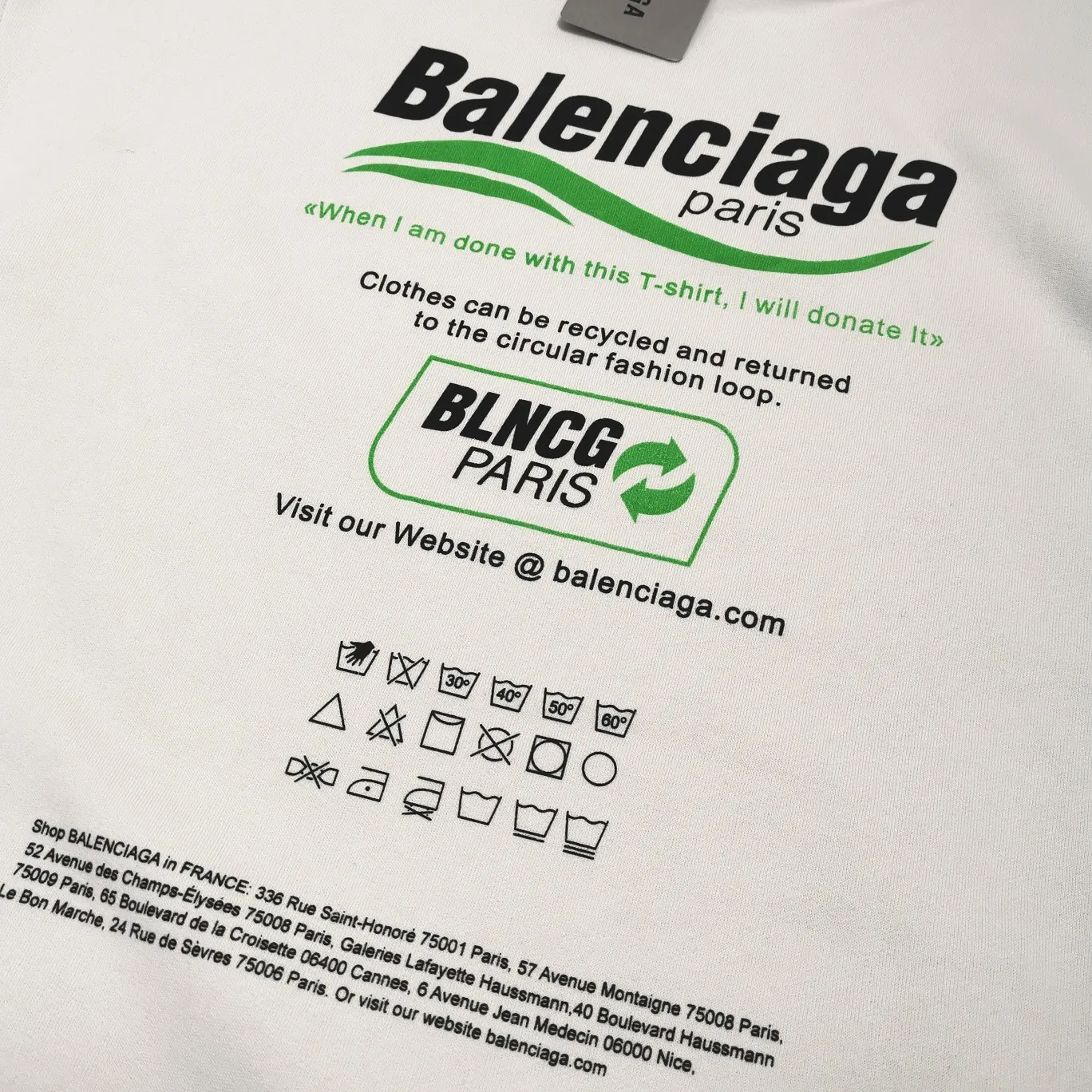 The top version of Balenciaga's front and rear eco-friendly logo arrows are loose-fitting pure cotton hoodies and sweatshirts for male and female couples and celebrities. BLCG is one of the most influential brands in the fashion industry. Founded in 1919 by Cristóbal Balenciaga and settled in Paris in 1936, he led many important fashion movements between 1930 and 1968. The representative ready-to-wear series reflects the brand's identity - Fabric: 460 grams of composite crystal velvet, made of imported knitting needle carded cotton, with moderate thickness, drape and contour - The front printing screen plate is hand-printed, and the 3D full-color scanned pattern is used as a film to ensure the highest degree of printing pattern restoration. The upper and lower LOGO printing has a strong touch texture. The printing material uses environmentally friendly active water slurry, and the base anti-sublimation liquid. The ready-made garment is resistant to washing and does not desizing. Color: gray and white Size: XS-L P:450