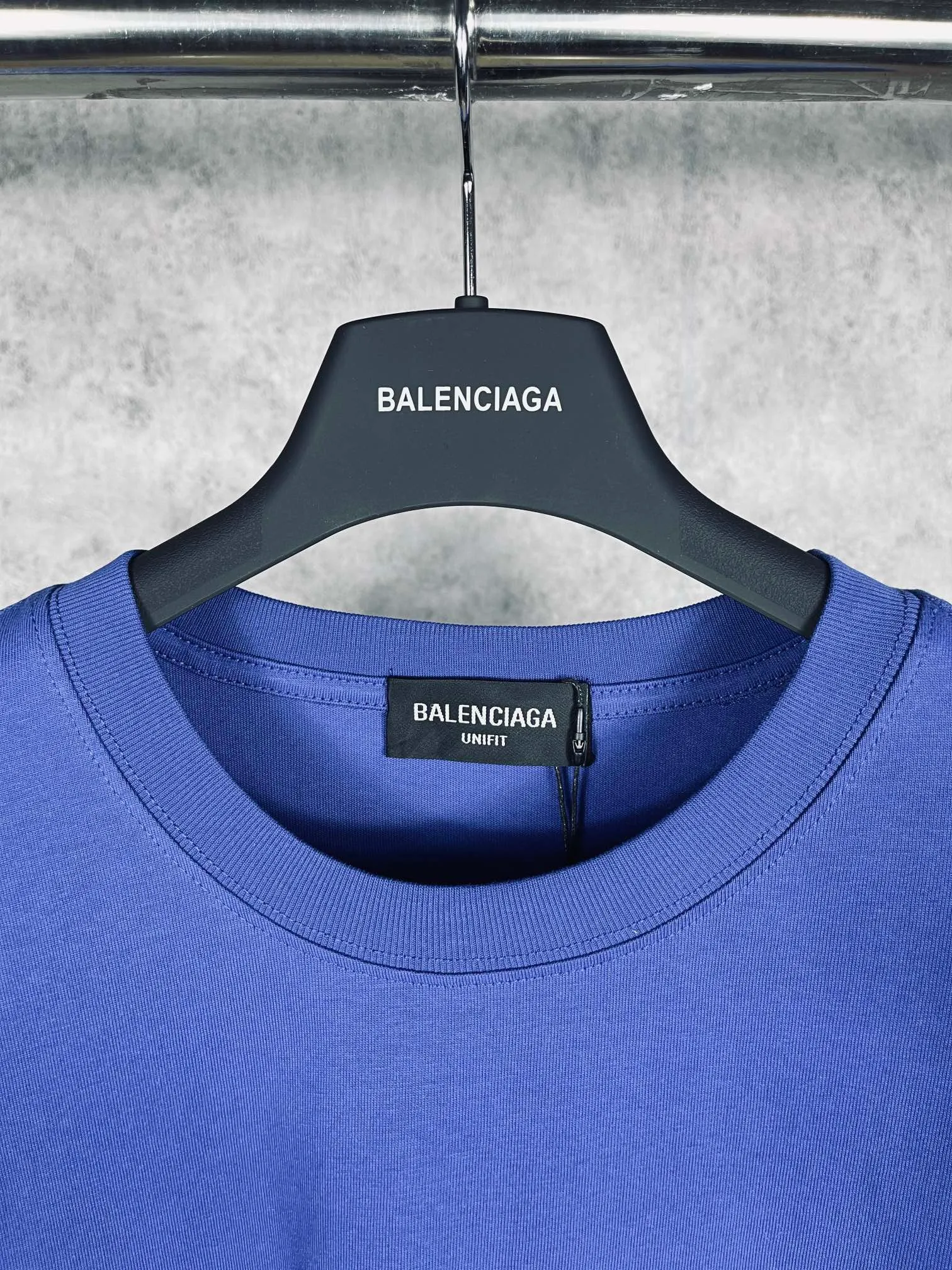 🅿️166 Real photos [Top version. Official website quality] BALENCI*GA/Paris #Classic, Coke printed short-sleeved T-shirt# The fabric is made of Paris ZP custom-woven and dyed cotton double yarn. Weighing 260 grams, the cloth surface is clean. The cloth pattern is clear, soft and comfortable. The threads are dyed with no color difference. The classic pattern printing uses environmentally friendly imported glue and precision stencils. The letters are clear. No burrs. The three-dimensional effect is strong. The version adopts the OS loose shoulder version. The same style for men and women. Code: BL223029 Color: black, white, red, yellow, floral gray, gray orchid, blue, military green, navy. Size: XS to L