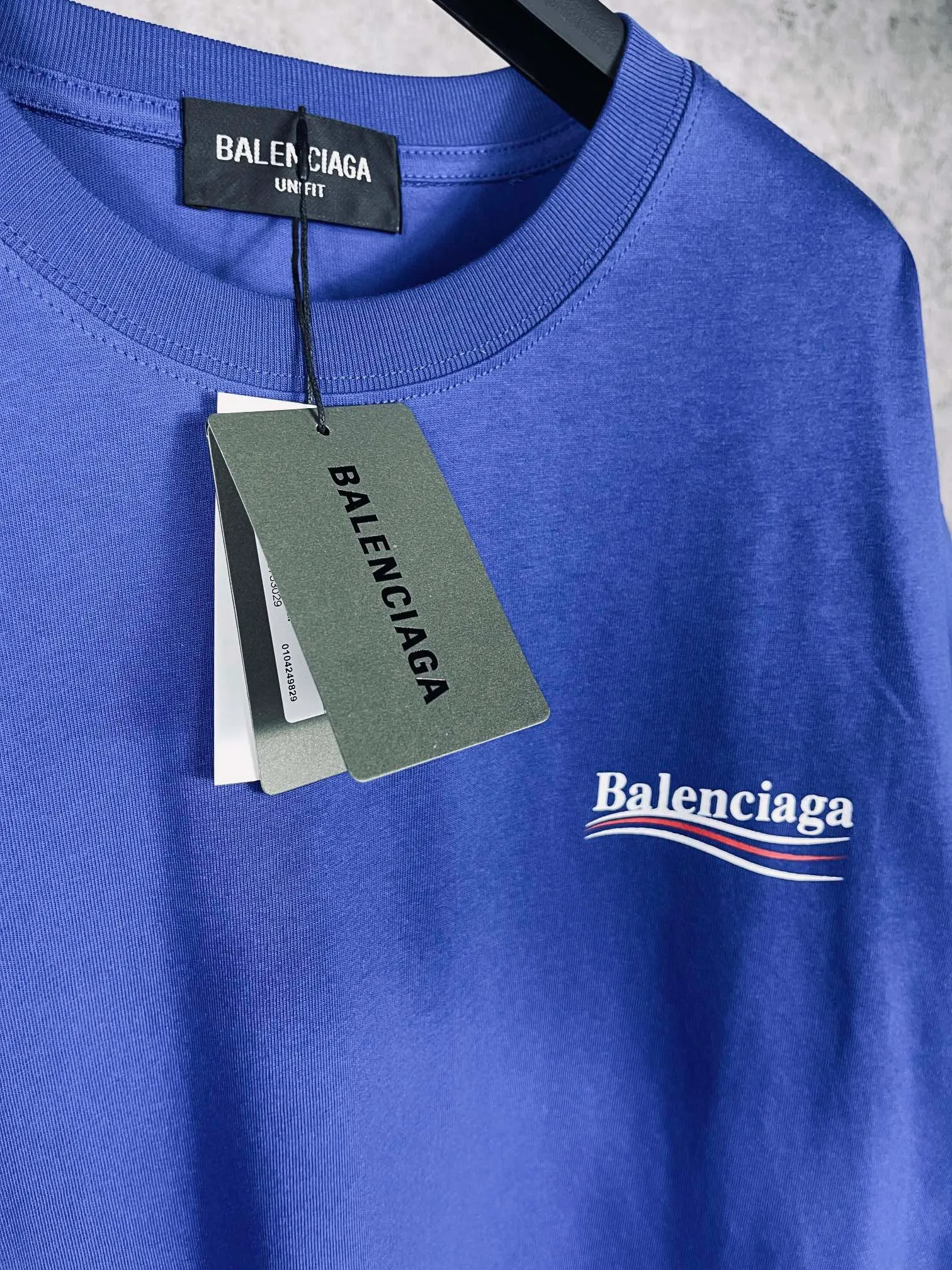 🅿️166 Real photos [Top version. Official website quality] BALENCI*GA/Paris #Classic, Coke printed short-sleeved T-shirt# The fabric is made of Paris ZP custom-woven and dyed cotton double yarn. Weighing 260 grams, the cloth surface is clean. The cloth pattern is clear, soft and comfortable. The threads are dyed with no color difference. The classic pattern printing uses environmentally friendly imported glue and precision stencils. The letters are clear. No burrs. The three-dimensional effect is strong. The version adopts the OS loose shoulder version. The same style for men and women. Code: BL223029 Color: black, white, red, yellow, floral gray, gray orchid, blue, military green, navy. Size: XS to L