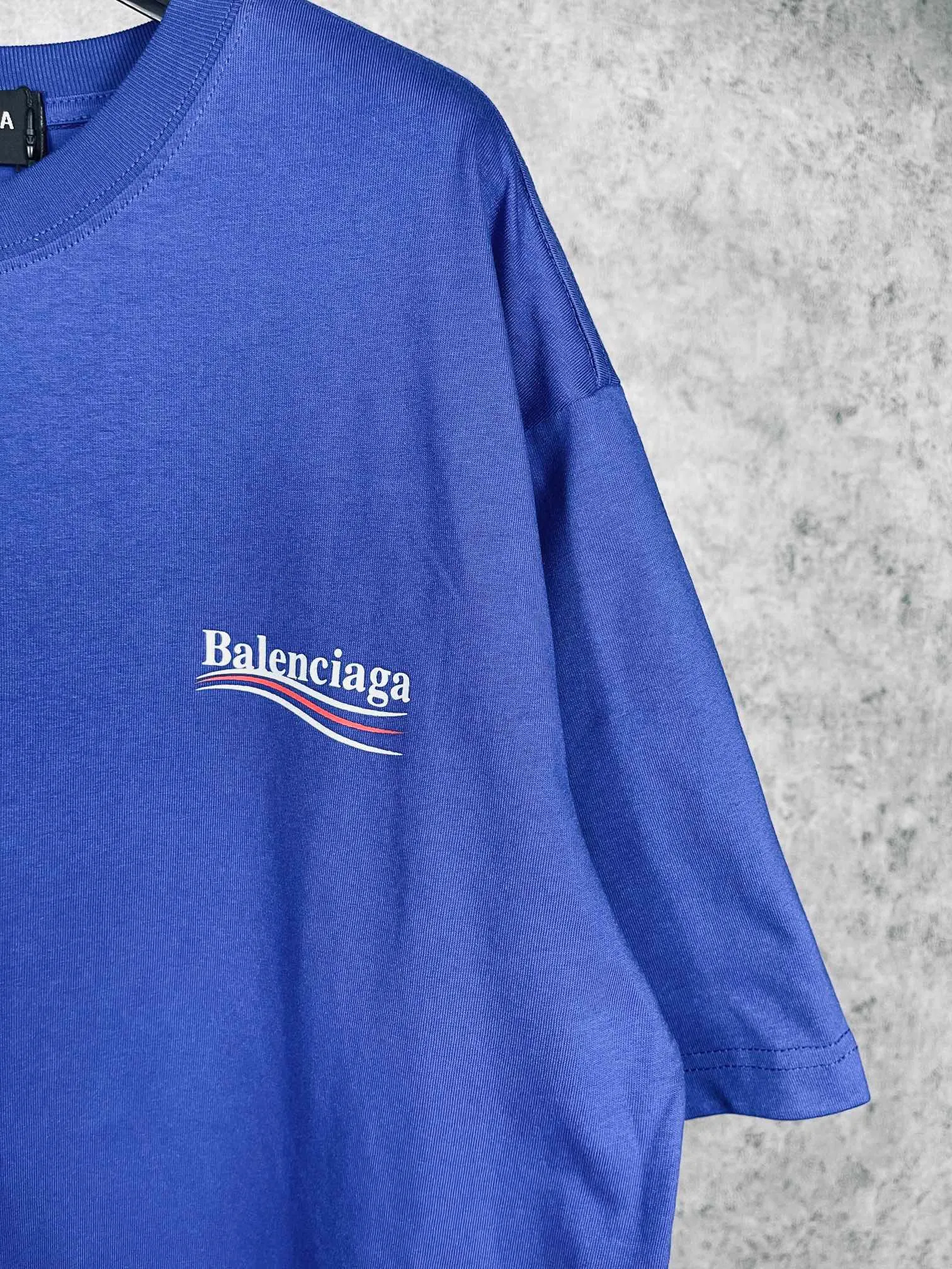 🅿️166 Real photos [Top version. Official website quality] BALENCI*GA/Paris #Classic, Coke printed short-sleeved T-shirt# The fabric is made of Paris ZP custom-woven and dyed cotton double yarn. Weighing 260 grams, the cloth surface is clean. The cloth pattern is clear, soft and comfortable. The threads are dyed with no color difference. The classic pattern printing uses environmentally friendly imported glue and precision stencils. The letters are clear. No burrs. The three-dimensional effect is strong. The version adopts the OS loose shoulder version. The same style for men and women. Code: BL223029 Color: black, white, red, yellow, floral gray, gray orchid, blue, military green, navy. Size: XS to L