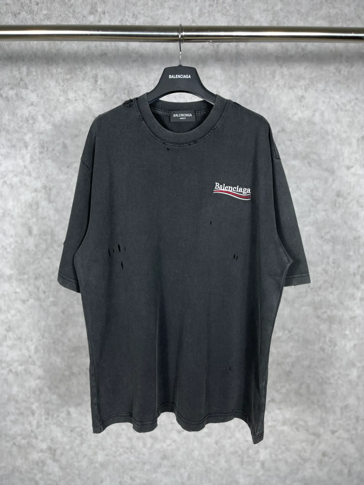 🅿️174 Real photos [Top version. Official website quality] BALENCI*GA/Paris. Coke embroidered washed and distressed short-sleeved T-shirt. Brick cabinet synchronization. The fabric is made of Paris ZP custom-woven and dyed 100% cotton double yarn compact cotton. The weight is 260 grams, the cloth surface is clean. The cloth pattern is clear, soft and comfortable, and the thread is dyed with no color difference. The classic pattern is embroidered using an imported Tajima embroidery machine. The lines are precise and the effect is three-dimensional. Restored brick cabinets. The garments are washed and worn with heavy craftsmanship. Hand-polished. Different market currency. Welcome to compare. The version adopts the OS loose shoulder version. The same style for men and women. Code: BL223026 Color: Washed Black Size: XS S M L