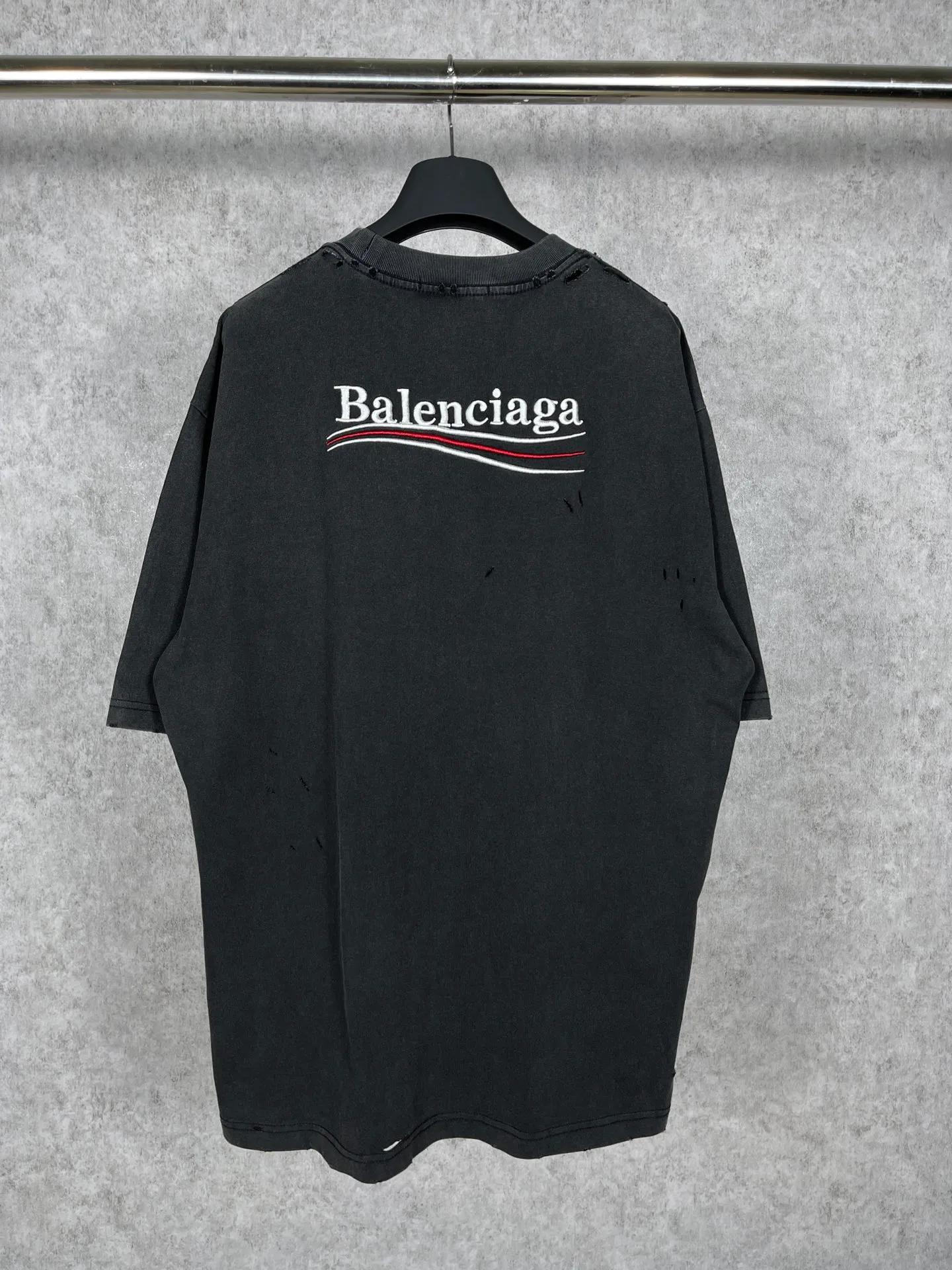 🅿️174 Real photos [Top version. Official website quality] BALENCI*GA/Paris. Coke embroidered washed and distressed short-sleeved T-shirt. Brick cabinet synchronization. The fabric is made of Paris ZP custom-woven and dyed 100% cotton double yarn compact cotton. The weight is 260 grams, the cloth surface is clean. The cloth pattern is clear, soft and comfortable, and the thread is dyed with no color difference. The classic pattern is embroidered using an imported Tajima embroidery machine. The lines are precise and the effect is three-dimensional. Restored brick cabinets. The garments are washed and worn with heavy craftsmanship. Hand-polished. Different market currency. Welcome to compare. The version adopts the OS loose shoulder version. The same style for men and women. Code: BL223026 Color: Washed Black Size: XS S M L