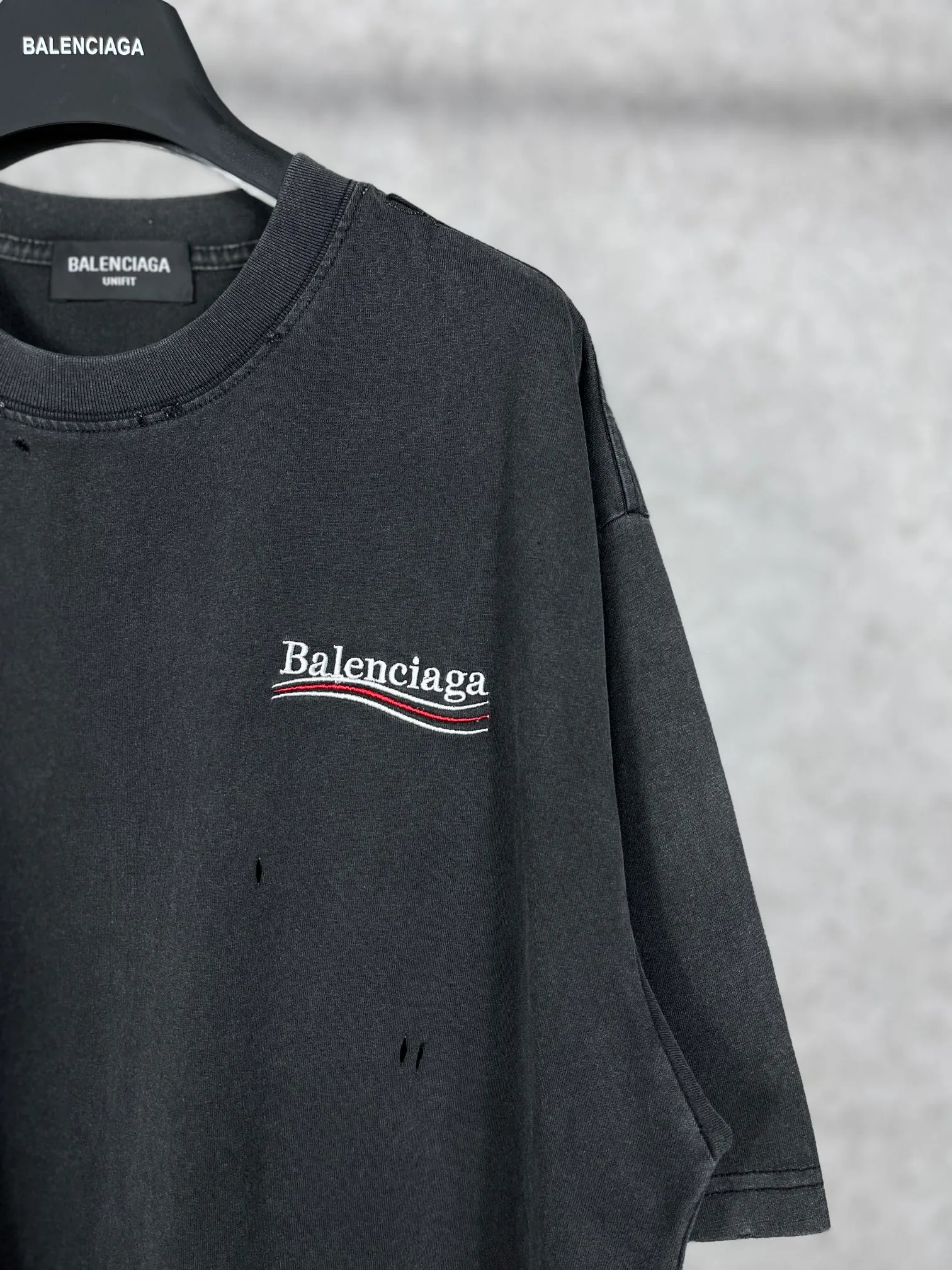 🅿️174 Real photos [Top version. Official website quality] BALENCI*GA/Paris. Coke embroidered washed and distressed short-sleeved T-shirt. Brick cabinet synchronization. The fabric is made of Paris ZP custom-woven and dyed 100% cotton double yarn compact cotton. The weight is 260 grams, the cloth surface is clean. The cloth pattern is clear, soft and comfortable, and the thread is dyed with no color difference. The classic pattern is embroidered using an imported Tajima embroidery machine. The lines are precise and the effect is three-dimensional. Restored brick cabinets. The garments are washed and worn with heavy craftsmanship. Hand-polished. Different market currency. Welcome to compare. The version adopts the OS loose shoulder version. The same style for men and women. Code: BL223026 Color: Washed Black Size: XS S M L