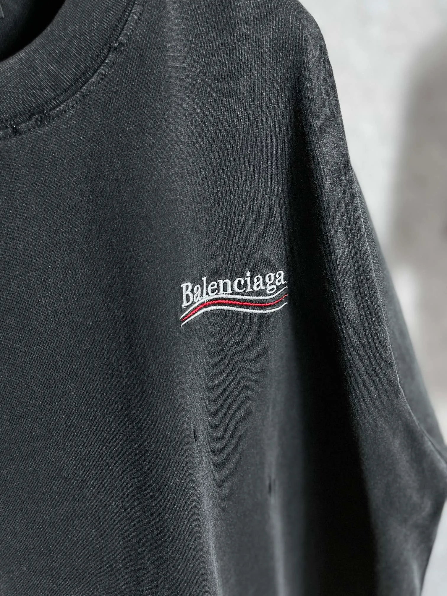 🅿️174 Real photos [Top version. Official website quality] BALENCI*GA/Paris. Coke embroidered washed and distressed short-sleeved T-shirt. Brick cabinet synchronization. The fabric is made of Paris ZP custom-woven and dyed 100% cotton double yarn compact cotton. The weight is 260 grams, the cloth surface is clean. The cloth pattern is clear, soft and comfortable, and the thread is dyed with no color difference. The classic pattern is embroidered using an imported Tajima embroidery machine. The lines are precise and the effect is three-dimensional. Restored brick cabinets. The garments are washed and worn with heavy craftsmanship. Hand-polished. Different market currency. Welcome to compare. The version adopts the OS loose shoulder version. The same style for men and women. Code: BL223026 Color: Washed Black Size: XS S M L