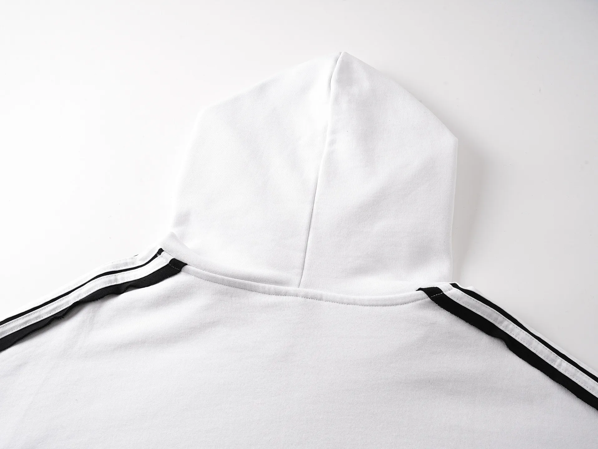 🅿️370 Detailed picture [Top version. Official website quality] BALENCI*GA/Paris SS25 latest model, shoulder sleeves color matching, tie strips, classic double-ring LOGO hooded sweatshirt embroidered on the front left chest, synchronized with brick cabinets, developed at the first time. The fabric is made of Paris ZP custom-woven and dyed cotton sweatshirt. Weighing 460 grams, the cloth surface is clean. The cloth pattern is clear, soft and comfortable. The threads are dyed with no color difference. The classic pattern embroidery is embroidered using an imported Tajima embroidery machine. The letters are clear, three-dimensional and without burrs. Shoulder sleeves with color tie strips, fashionable and classic. Jubie market produces pictures based on pictures. Welcome to compare. The version adopts OS loose shoulder design. Same style for men and women. Code: BL259903 Color: black, white Size: XS S M L