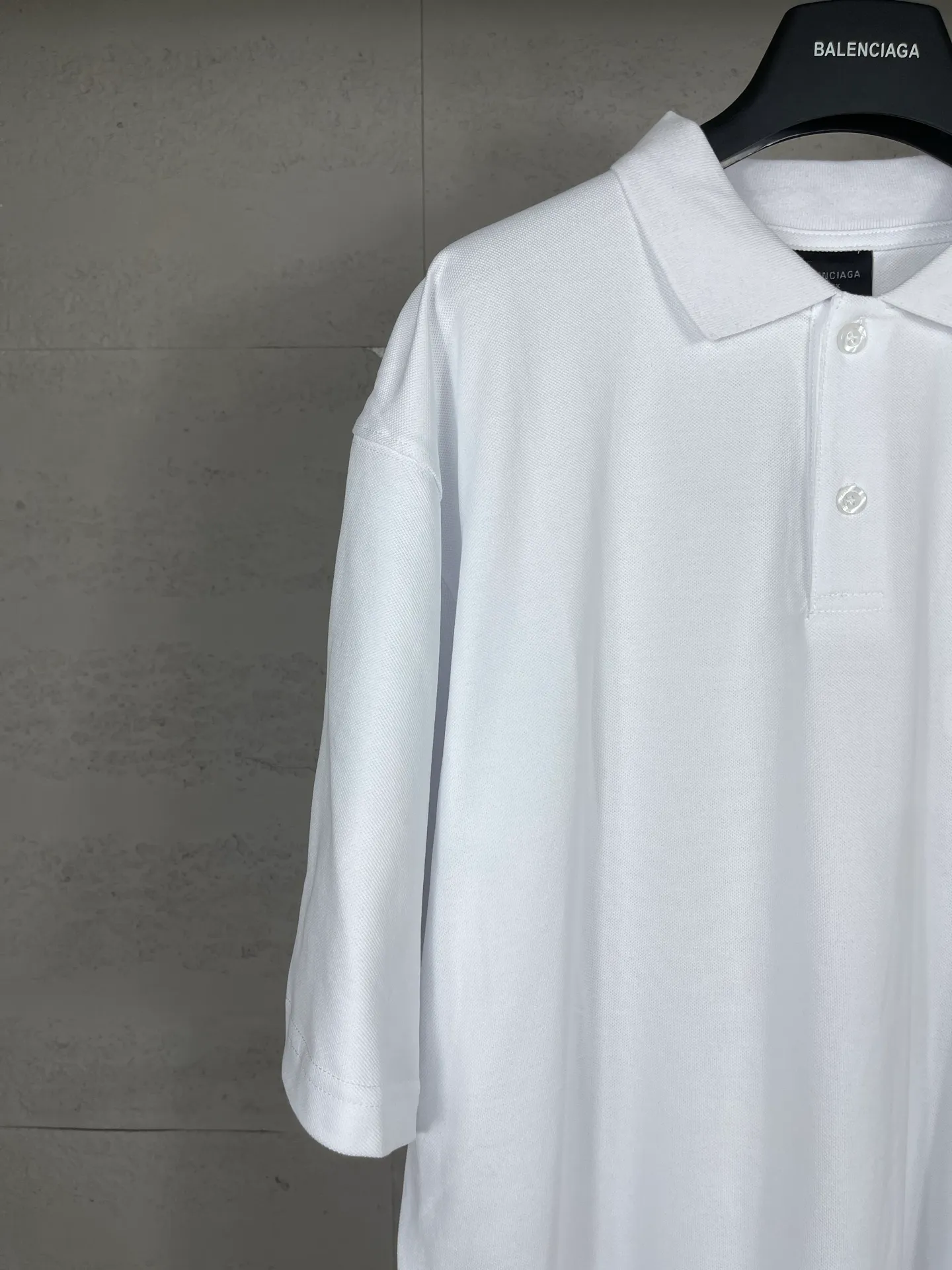 🅿️220 real photos [Top version. Official website quality] BALENCI*GA/Paris #2025 new Paris double-ring classic LOGO embroidered POLO shirt, with front and rear slit design, full of design, welcome to compare. The fabric is made of Paris ZP custom-woven and dyed cotton pique, with a weight of 260 grams. The cloth surface is clean. The cloth pattern is clear, soft and comfortable. The threads are woven and dyed with no color difference. The embroidered LOGO is embroidered using imported Tajima embroidery machine. The effect is three-dimensional. Restore the brick cabinet, adopt OS loose shoulder style. Same style for men and women. Coding: BL252215 Color: black, white Size: XS S M L