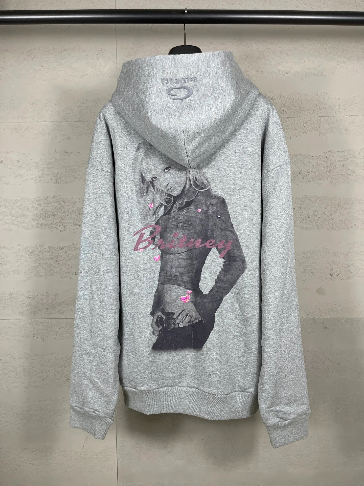 🅿️390 real photos [Top version. Official website quality] BALENCI*GA/26 new model. Balenciaga Music |Britney Series limited edition music collaboration series, front and back direct-print printing, embroidered hat, zipper hooded cardigan and sweatshirt, SS26 latest style. Research and development at the first time, different market currencies. Comparisons welcome. The fabric is made of Paris ZP custom-woven and dyed cotton sweatshirt, with a weight of 460 grams. The cloth surface is clean. The cloth pattern is clear, soft and comfortable. The threads are dyed with no color difference. Printing adopts computer direct printing. The embroidery is done using imported Tajima embroidery machines. Jubie market currency. Welcome to compare. The version adopts OS loose shoulder design. Same style for men and women. Code: BL259958 Color: Gray Size: XS S M L