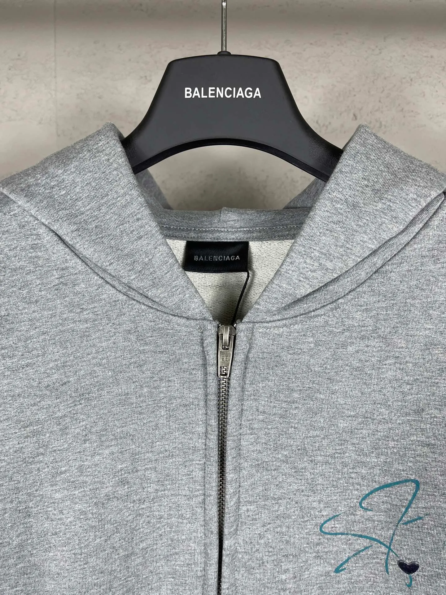 🅿️390 real photos [Top version. Official website quality] BALENCI*GA/26 new model. Balenciaga Music |Britney Series limited edition music collaboration series, front and back direct-print printing, embroidered hat, zipper hooded cardigan and sweatshirt, SS26 latest style. Research and development at the first time, different market currencies. Comparisons welcome. The fabric is made of Paris ZP custom-woven and dyed cotton sweatshirt, with a weight of 460 grams. The cloth surface is clean. The cloth pattern is clear, soft and comfortable. The threads are dyed with no color difference. Printing adopts computer direct printing. The embroidery is done using imported Tajima embroidery machines. Jubie market currency. Welcome to compare. The version adopts OS loose shoulder design. Same style for men and women. Code: BL259958 Color: Gray Size: XS S M L