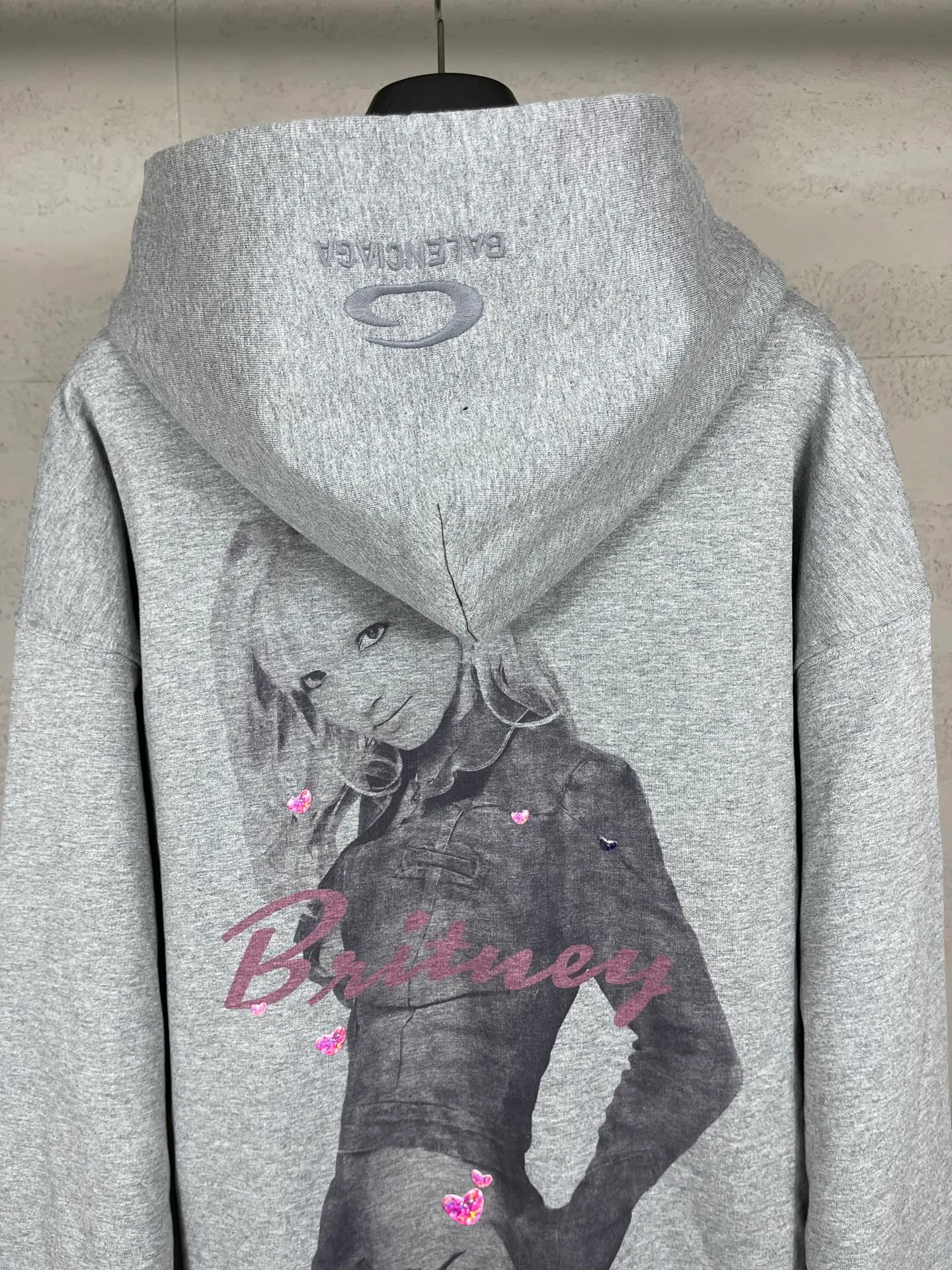 🅿️390 real photos [Top version. Official website quality] BALENCI*GA/26 new model. Balenciaga Music |Britney Series limited edition music collaboration series, front and back direct-print printing, embroidered hat, zipper hooded cardigan and sweatshirt, SS26 latest style. Research and development at the first time, different market currencies. Comparisons welcome. The fabric is made of Paris ZP custom-woven and dyed cotton sweatshirt, with a weight of 460 grams. The cloth surface is clean. The cloth pattern is clear, soft and comfortable. The threads are dyed with no color difference. Printing adopts computer direct printing. The embroidery is done using imported Tajima embroidery machines. Jubie market currency. Welcome to compare. The version adopts OS loose shoulder design. Same style for men and women. Code: BL259958 Color: Gray Size: XS S M L