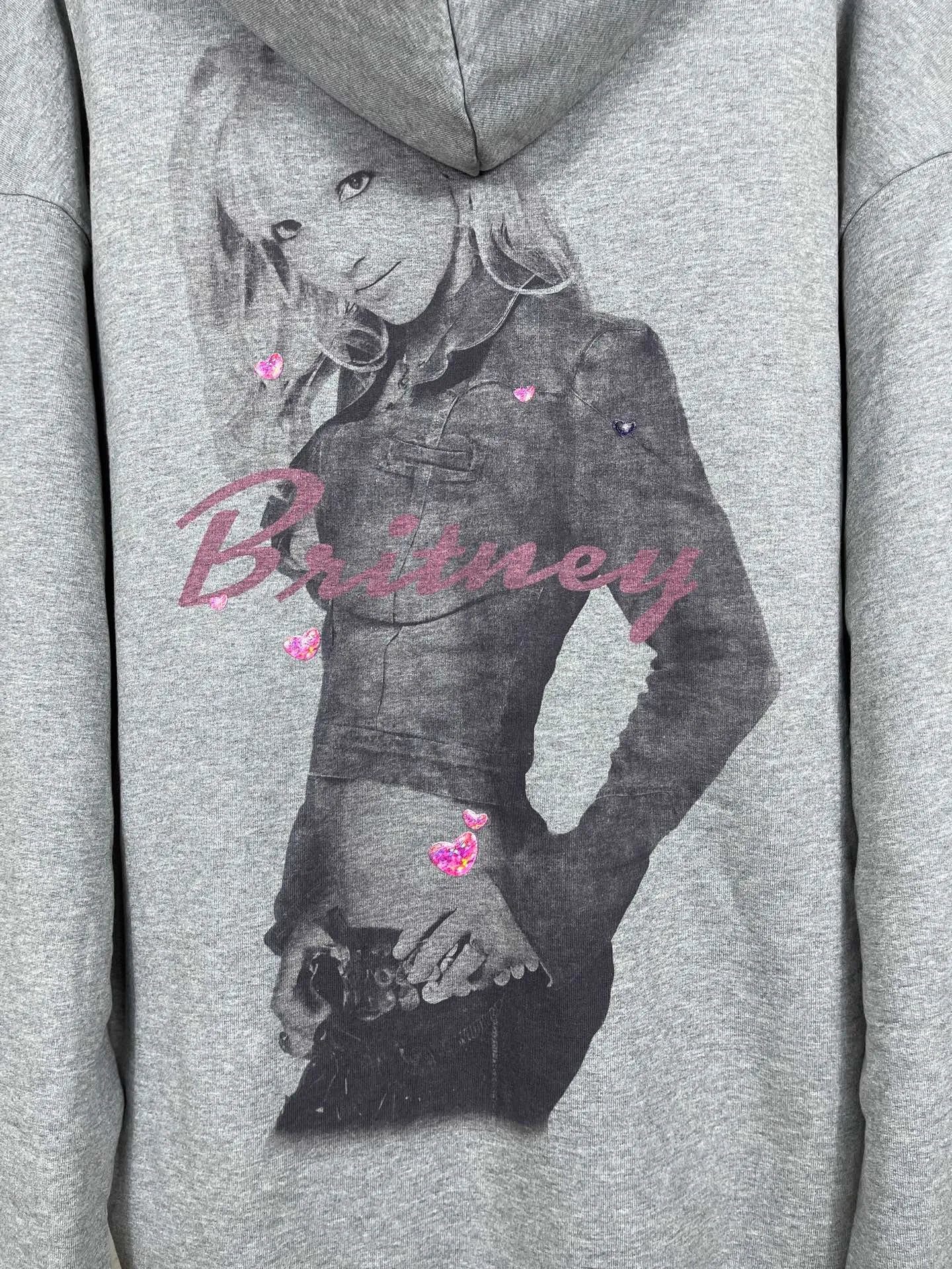 🅿️390 real photos [Top version. Official website quality] BALENCI*GA/26 new model. Balenciaga Music |Britney Series limited edition music collaboration series, front and back direct-print printing, embroidered hat, zipper hooded cardigan and sweatshirt, SS26 latest style. Research and development at the first time, different market currencies. Comparisons welcome. The fabric is made of Paris ZP custom-woven and dyed cotton sweatshirt, with a weight of 460 grams. The cloth surface is clean. The cloth pattern is clear, soft and comfortable. The threads are dyed with no color difference. Printing adopts computer direct printing. The embroidery is done using imported Tajima embroidery machines. Jubie market currency. Welcome to compare. The version adopts OS loose shoulder design. Same style for men and women. Code: BL259958 Color: Gray Size: XS S M L