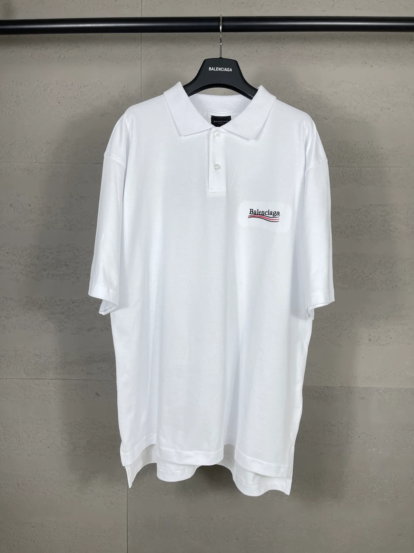 🅿️220 real photos [Top version. Official website quality] BALENCI*GA/Paris #2025 new front and back wave embroidered POLO shirt, front and back slit design, full of design, welcome to compare. The fabric is made of Paris ZP custom-woven and dyed cotton pique, weight 260 grams, clean cloth surface, clear cloth pattern, soft and comfortable. The threads are woven and dyed with no color difference. The embroidered LOGO is embroidered using imported Tajima embroidery machine. The effect is three-dimensional. Restore the brick cabinet, adopt OS loose shoulder style. Same style for men and women. Code: BL252207 Color: black, white Size: XS S M L