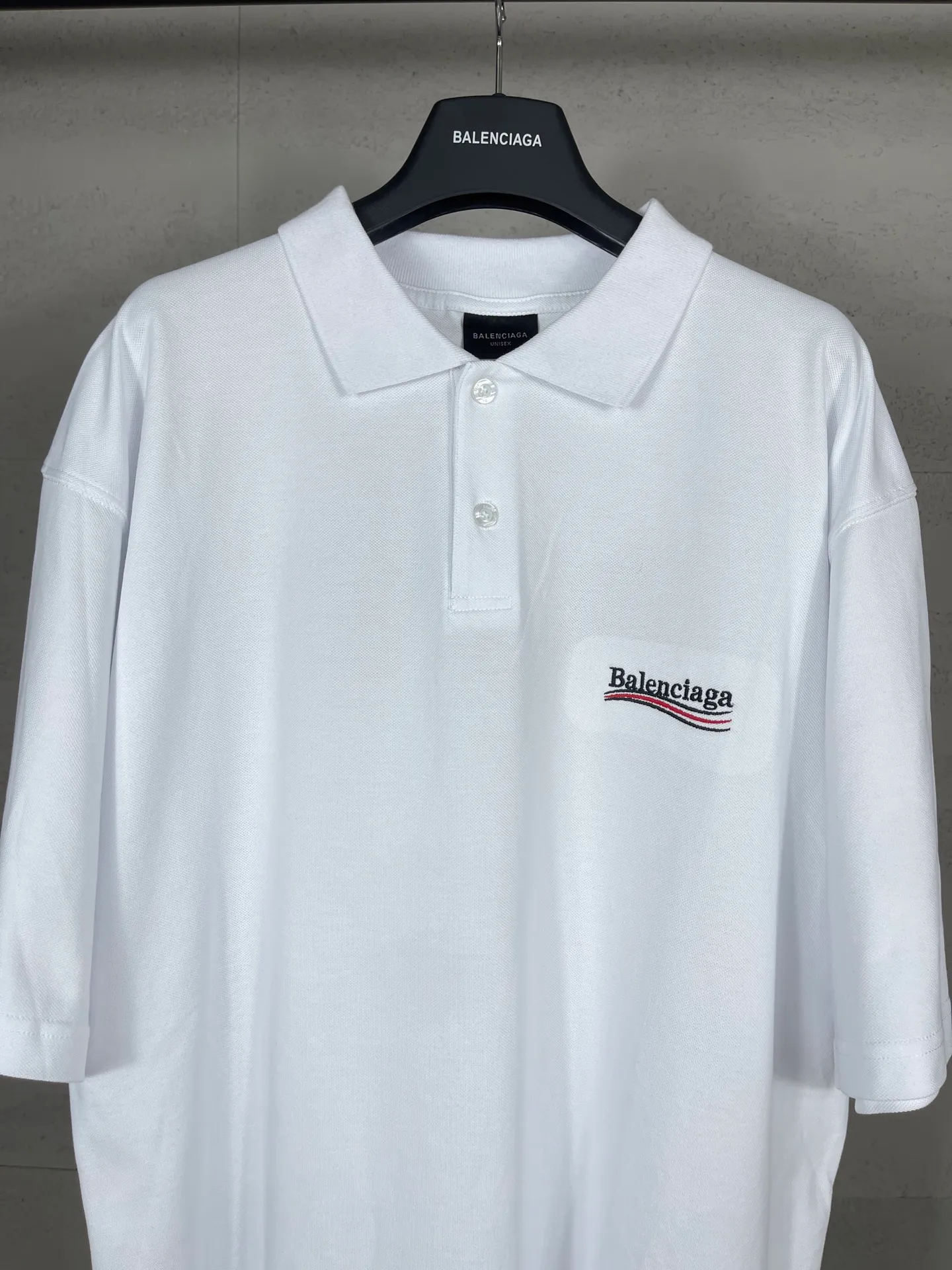 🅿️220 real photos [Top version. Official website quality] BALENCI*GA/Paris #2025 new front and back wave embroidered POLO shirt, front and back slit design, full of design, welcome to compare. The fabric is made of Paris ZP custom-woven and dyed cotton pique, weight 260 grams, clean cloth surface, clear cloth pattern, soft and comfortable. The threads are woven and dyed with no color difference. The embroidered LOGO is embroidered using imported Tajima embroidery machine. The effect is three-dimensional. Restore the brick cabinet, adopt OS loose shoulder style. Same style for men and women. Code: BL252207 Color: black, white Size: XS S M L