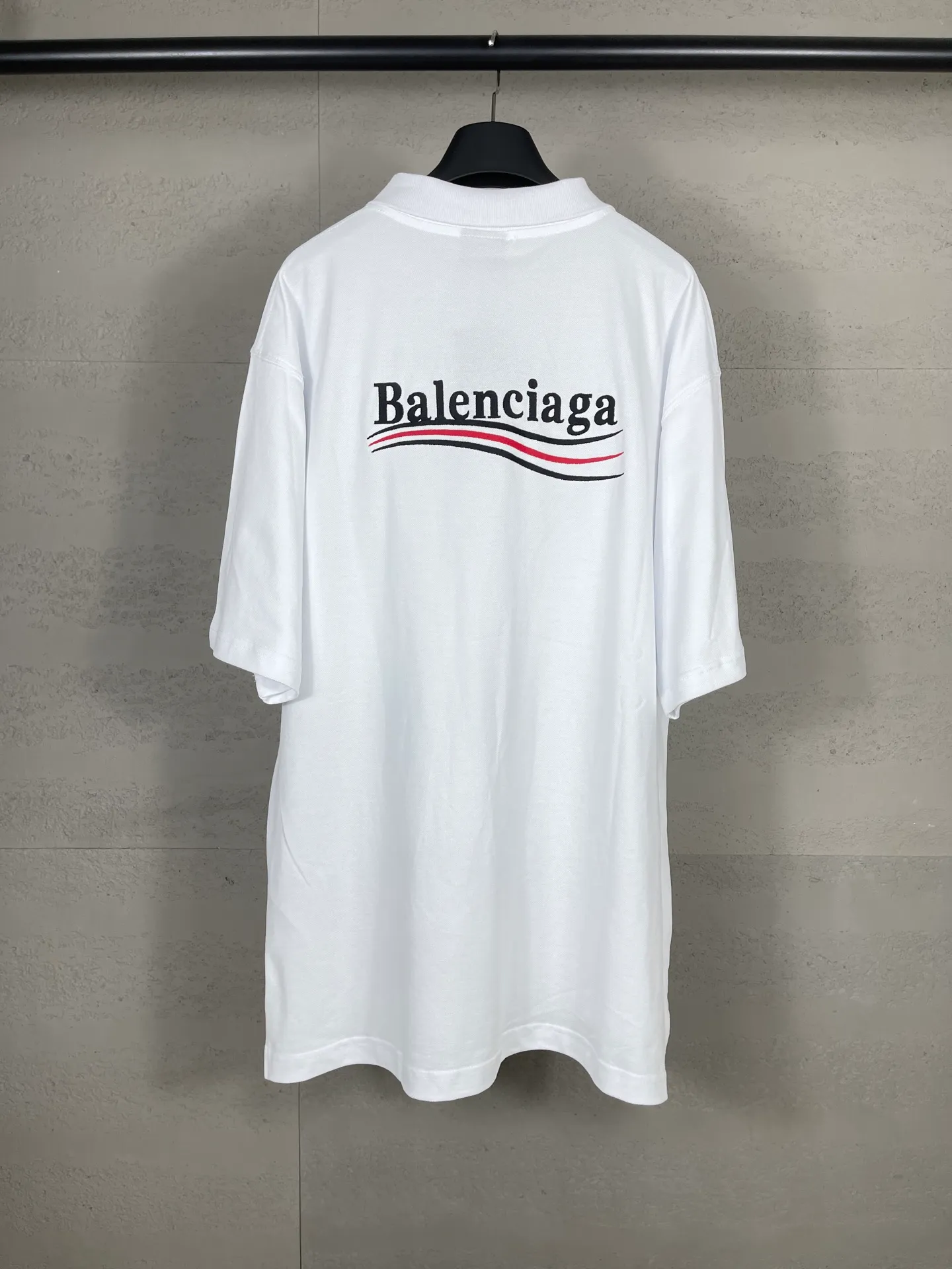 🅿️220 real photos [Top version. Official website quality] BALENCI*GA/Paris #2025 new front and back wave embroidered POLO shirt, front and back slit design, full of design, welcome to compare. The fabric is made of Paris ZP custom-woven and dyed cotton pique, weight 260 grams, clean cloth surface, clear cloth pattern, soft and comfortable. The threads are woven and dyed with no color difference. The embroidered LOGO is embroidered using imported Tajima embroidery machine. The effect is three-dimensional. Restore the brick cabinet, adopt OS loose shoulder style. Same style for men and women. Code: BL252207 Color: black, white Size: XS S M L