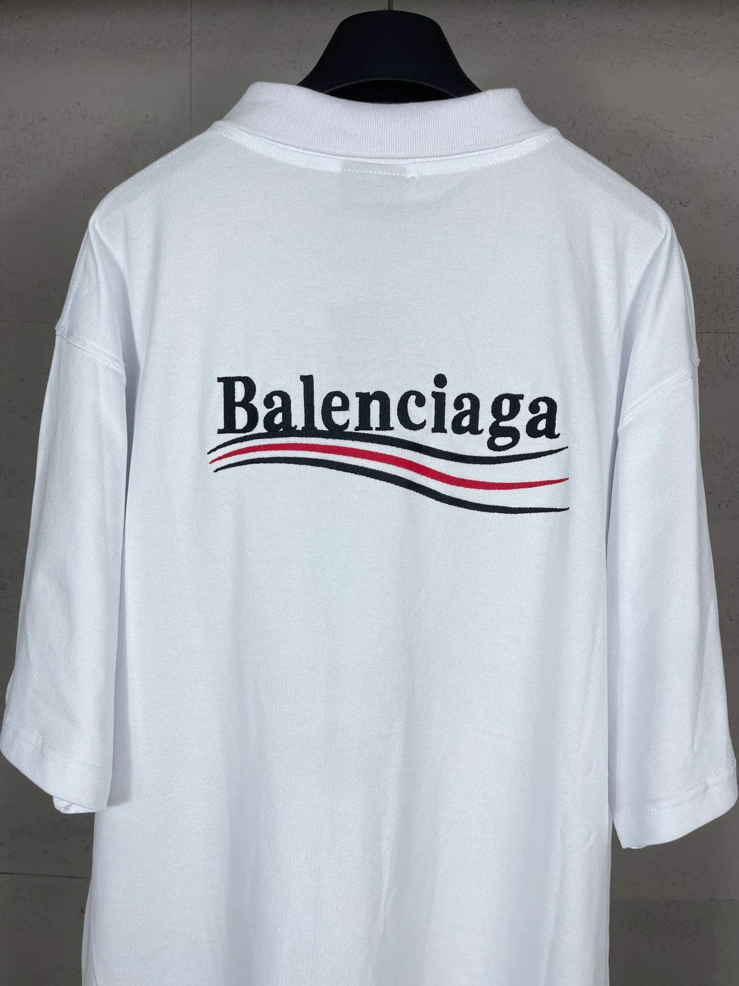 🅿️220 real photos [Top version. Official website quality] BALENCI*GA/Paris #2025 new front and back wave embroidered POLO shirt, front and back slit design, full of design, welcome to compare. The fabric is made of Paris ZP custom-woven and dyed cotton pique, weight 260 grams, clean cloth surface, clear cloth pattern, soft and comfortable. The threads are woven and dyed with no color difference. The embroidered LOGO is embroidered using imported Tajima embroidery machine. The effect is three-dimensional. Restore the brick cabinet, adopt OS loose shoulder style. Same style for men and women. Code: BL252207 Color: black, white Size: XS S M L
