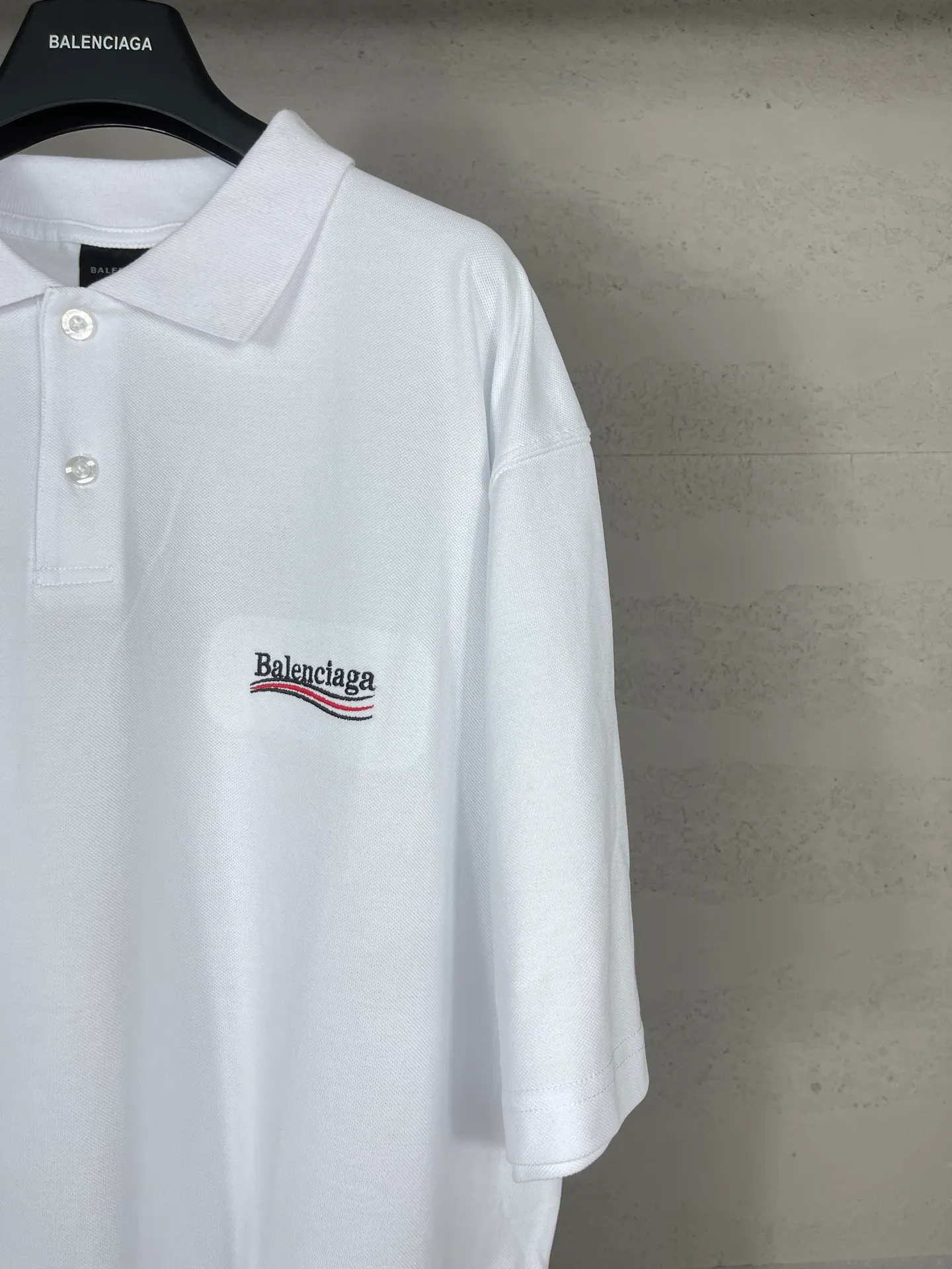 🅿️220 real photos [Top version. Official website quality] BALENCI*GA/Paris #2025 new front and back wave embroidered POLO shirt, front and back slit design, full of design, welcome to compare. The fabric is made of Paris ZP custom-woven and dyed cotton pique, weight 260 grams, clean cloth surface, clear cloth pattern, soft and comfortable. The threads are woven and dyed with no color difference. The embroidered LOGO is embroidered using imported Tajima embroidery machine. The effect is three-dimensional. Restore the brick cabinet, adopt OS loose shoulder style. Same style for men and women. Code: BL252207 Color: black, white Size: XS S M L
