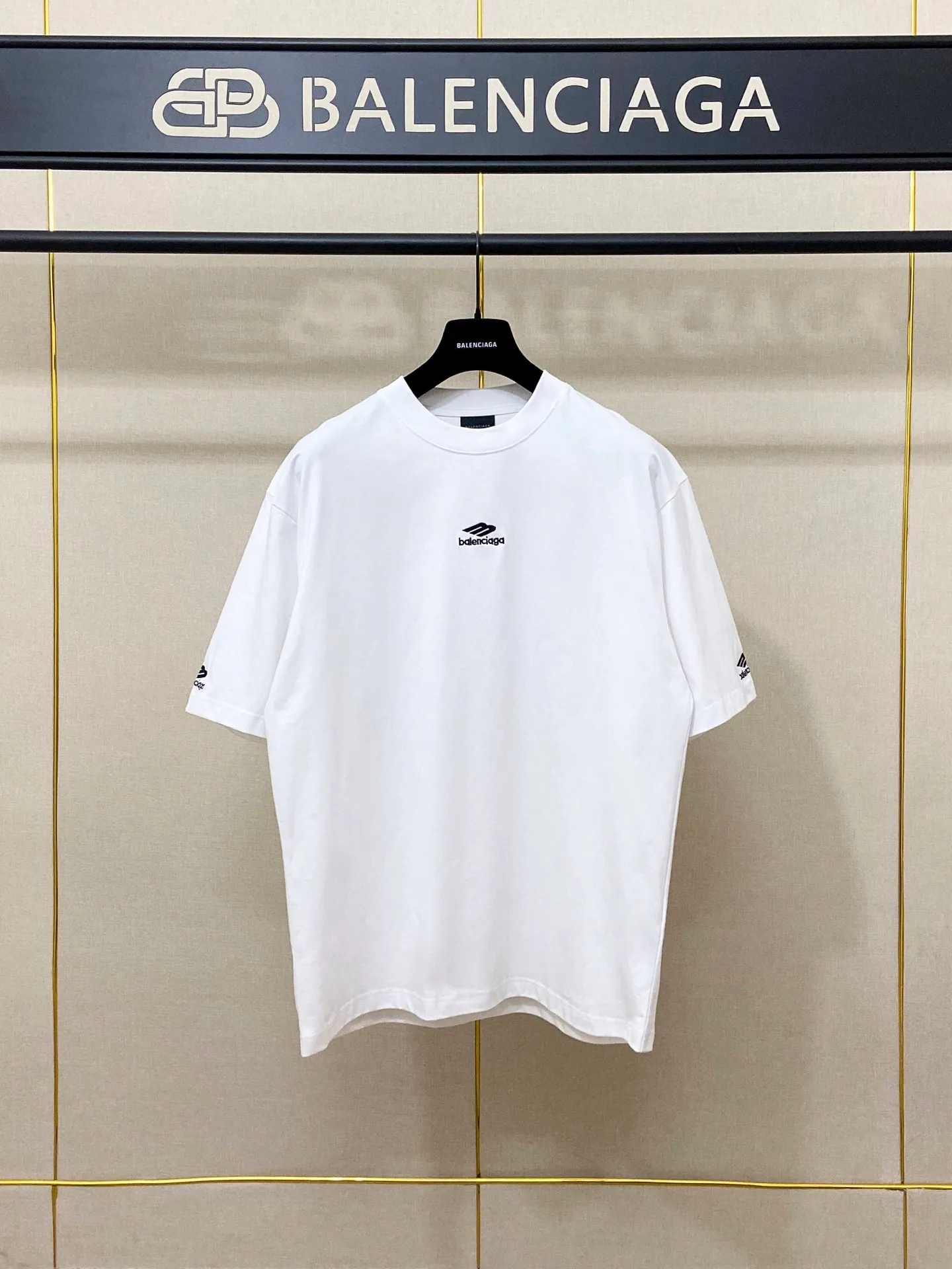 🅿️160 9172# Actual pictures Top version [[BALENCIA*GA] Official website quality Paris new ski series 3M classic LOGO embroidered short-sleeved T-shirt OS version Loose dropped shoulders Unisex style Fabric: 260g 100% cotton double yarn Craftsmanship: Front left and right sleeve embroidery Garment washing Shaping Fixed color Color: Black White Size: XS S M L