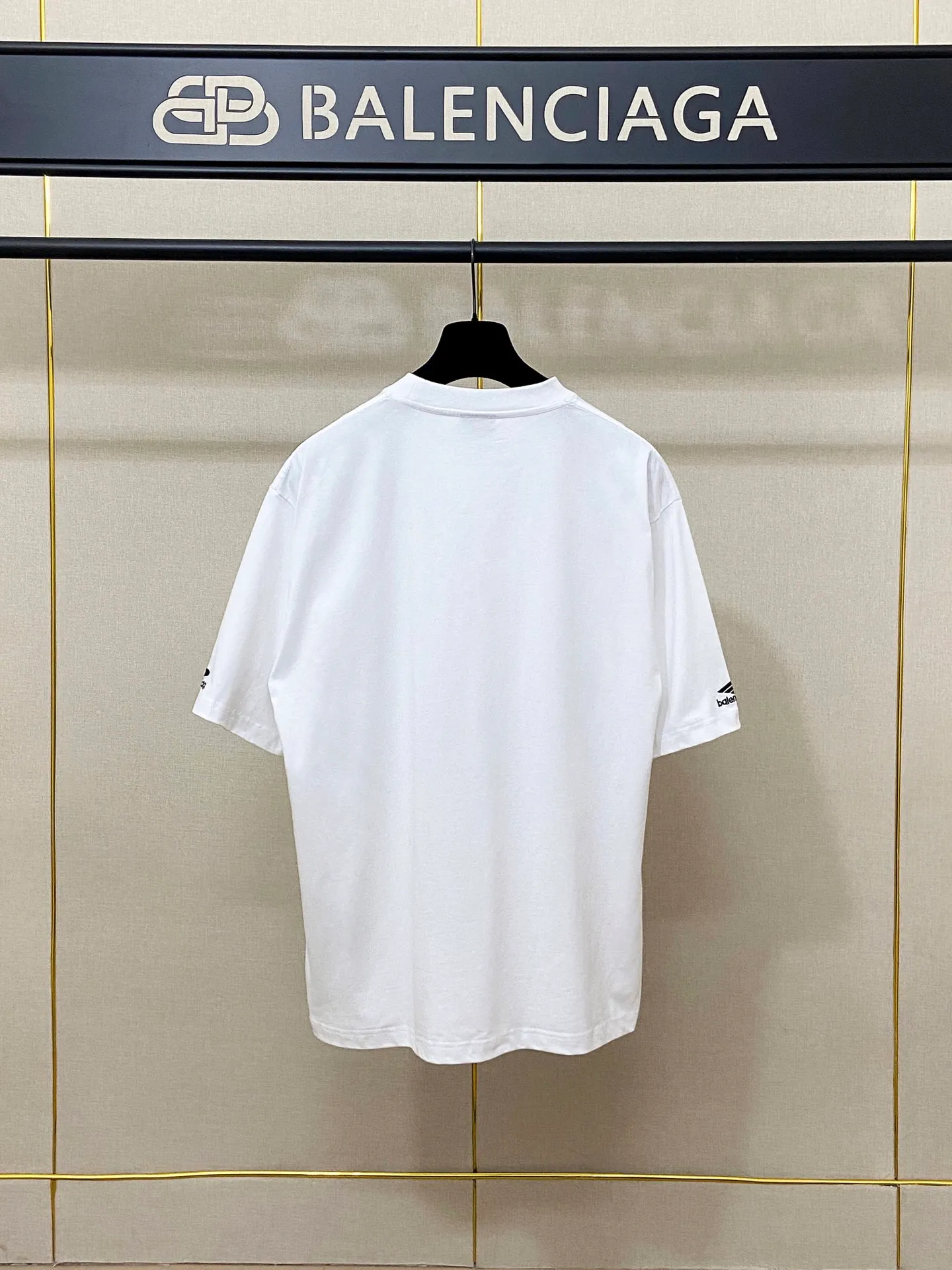 🅿️160 9172# Actual pictures Top version [[BALENCIA*GA] Official website quality Paris new ski series 3M classic LOGO embroidered short-sleeved T-shirt OS version Loose dropped shoulders Unisex style Fabric: 260g 100% cotton double yarn Craftsmanship: Front left and right sleeve embroidery Garment washing Shaping Fixed color Color: Black White Size: XS S M L