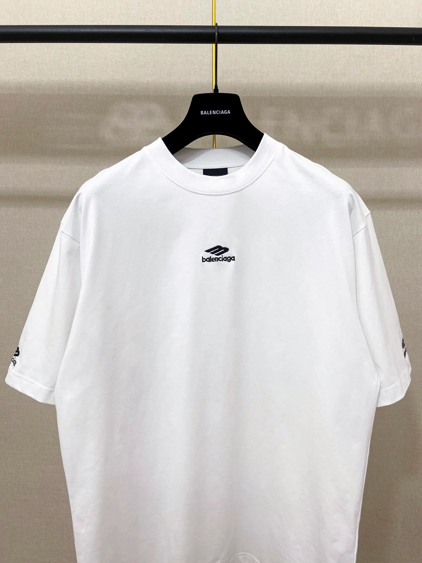 🅿️160 9172# Actual pictures Top version [[BALENCIA*GA] Official website quality Paris new ski series 3M classic LOGO embroidered short-sleeved T-shirt OS version Loose dropped shoulders Unisex style Fabric: 260g 100% cotton double yarn Craftsmanship: Front left and right sleeve embroidery Garment washing Shaping Fixed color Color: Black White Size: XS S M L