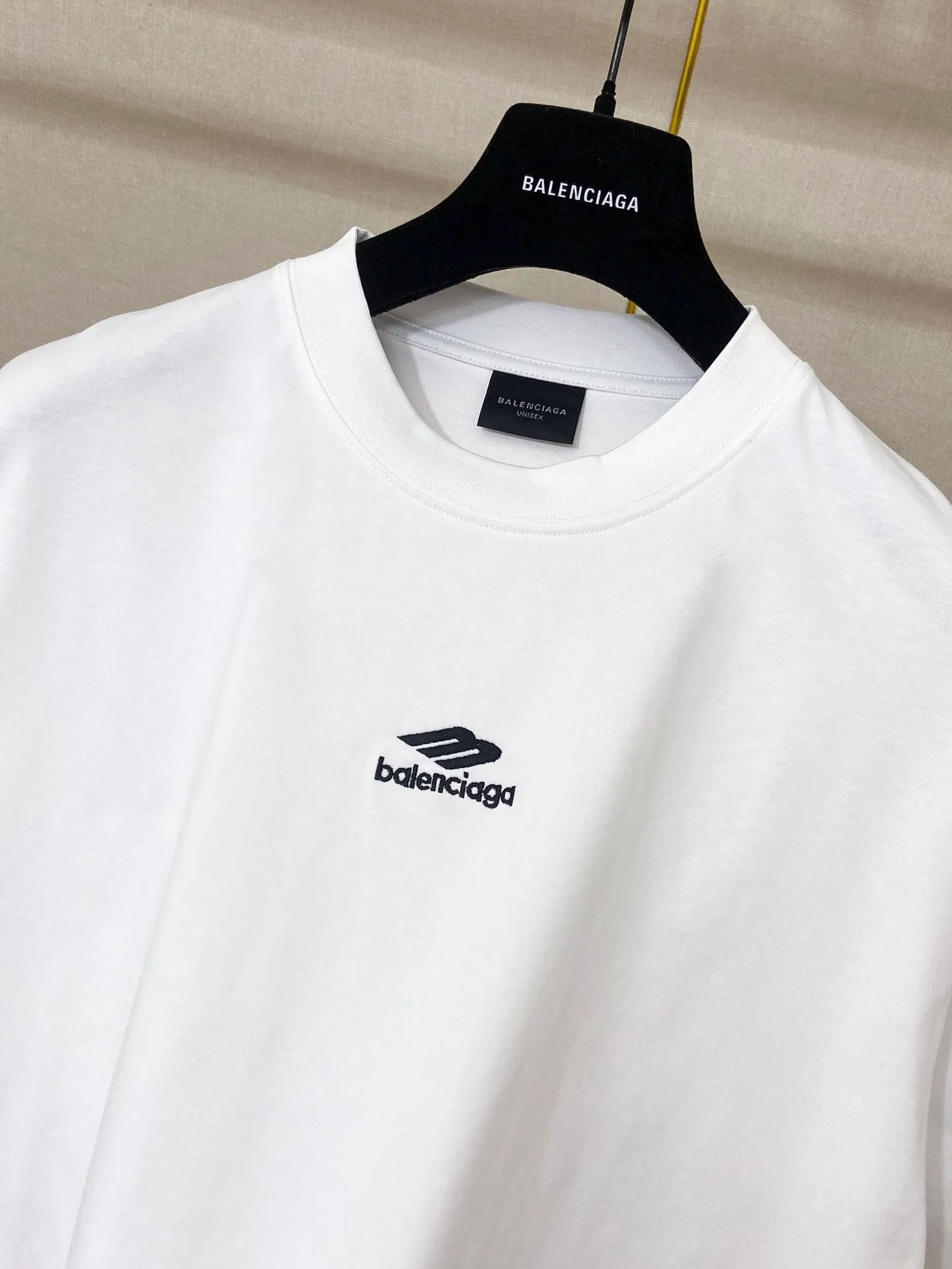 🅿️160 9172# Actual pictures Top version [[BALENCIA*GA] Official website quality Paris new ski series 3M classic LOGO embroidered short-sleeved T-shirt OS version Loose dropped shoulders Unisex style Fabric: 260g 100% cotton double yarn Craftsmanship: Front left and right sleeve embroidery Garment washing Shaping Fixed color Color: Black White Size: XS S M L