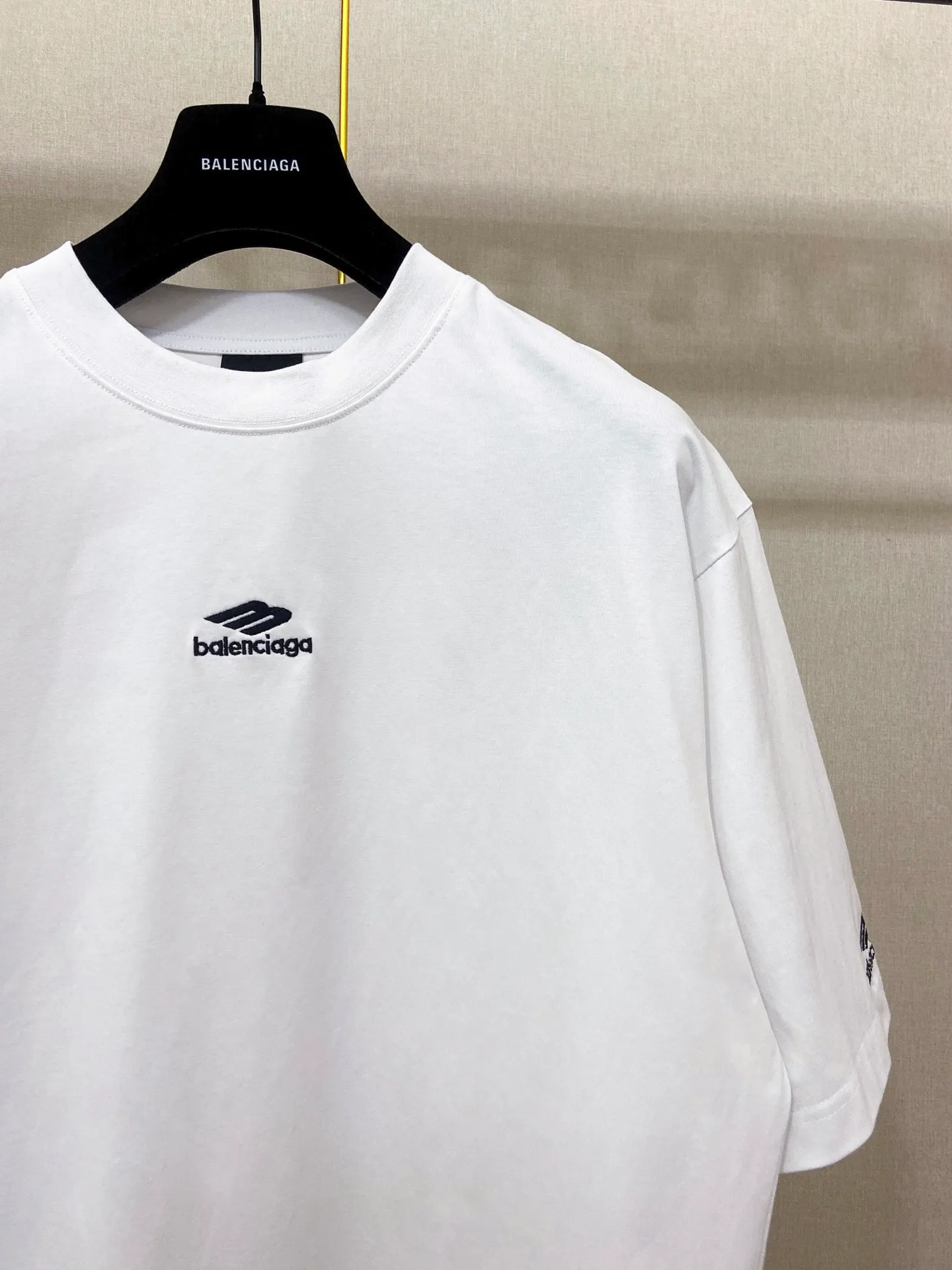 🅿️160 9172# Actual pictures Top version [[BALENCIA*GA] Official website quality Paris new ski series 3M classic LOGO embroidered short-sleeved T-shirt OS version Loose dropped shoulders Unisex style Fabric: 260g 100% cotton double yarn Craftsmanship: Front left and right sleeve embroidery Garment washing Shaping Fixed color Color: Black White Size: XS S M L
