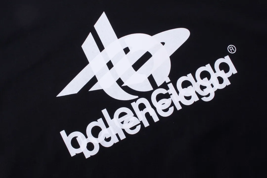 🅿️170 detailed pictures [Top version. Official website quality] BALENCI*GA/Paris. 2024 new style. Phantom double LOGO classic pattern printed short-sleeved T-shirt. Brick cabinet synchronization. Genuine product developed at the first time, happy to print and compare! The fabric is made of Paris ZP custom-woven and dyed cotton with double yarns and compact cotton. The weight is 260 grams. The cloth surface is clean. The cloth pattern is clear, soft and comfortable. The threads are dyed with no color difference. The classic printing is made of environmentally friendly imported materials, with LOGO phantom effect, clear letters and three-dimensional effect. Restore the brick cabinet. Ready-made clothes are washed and distressed, different market currency, welcome to compare, the version adopts OS loose shoulder version. Same style for men and women Coding: BL223213 Color: black, white, fluorescent yellow Size: XS to L