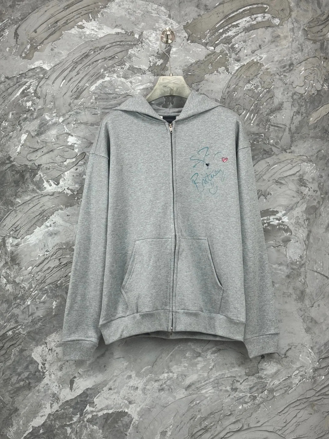 🅿️420 - BALENCI*GA Paris Music | Britney Series limited edition music series hooded zipper sweatshirt. The embroidery on the hat panel is finely embroidered by imported Tajima embroidery machine. The front and back panels are made of Conley direct injection. Customized matching hardware. The letters are clear. The effect is three-dimensional. Exclusively pattern-woven and dyed 460g fabric. Threads are dyed in the same vat with zero color difference. Brick cabinet synchronization. Welcome to compare. Same style for men and women -Color: gray -SIZE: Xs S M L style number 8982#