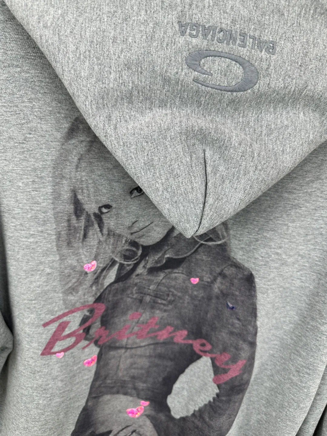 🅿️420 - BALENCI*GA Paris Music | Britney Series limited edition music series hooded zipper sweatshirt. The embroidery on the hat panel is finely embroidered by imported Tajima embroidery machine. The front and back panels are made of Conley direct injection. Customized matching hardware. The letters are clear. The effect is three-dimensional. Exclusively pattern-woven and dyed 460g fabric. Threads are dyed in the same vat with zero color difference. Brick cabinet synchronization. Welcome to compare. Same style for men and women -Color: gray -SIZE: Xs S M L style number 8982#