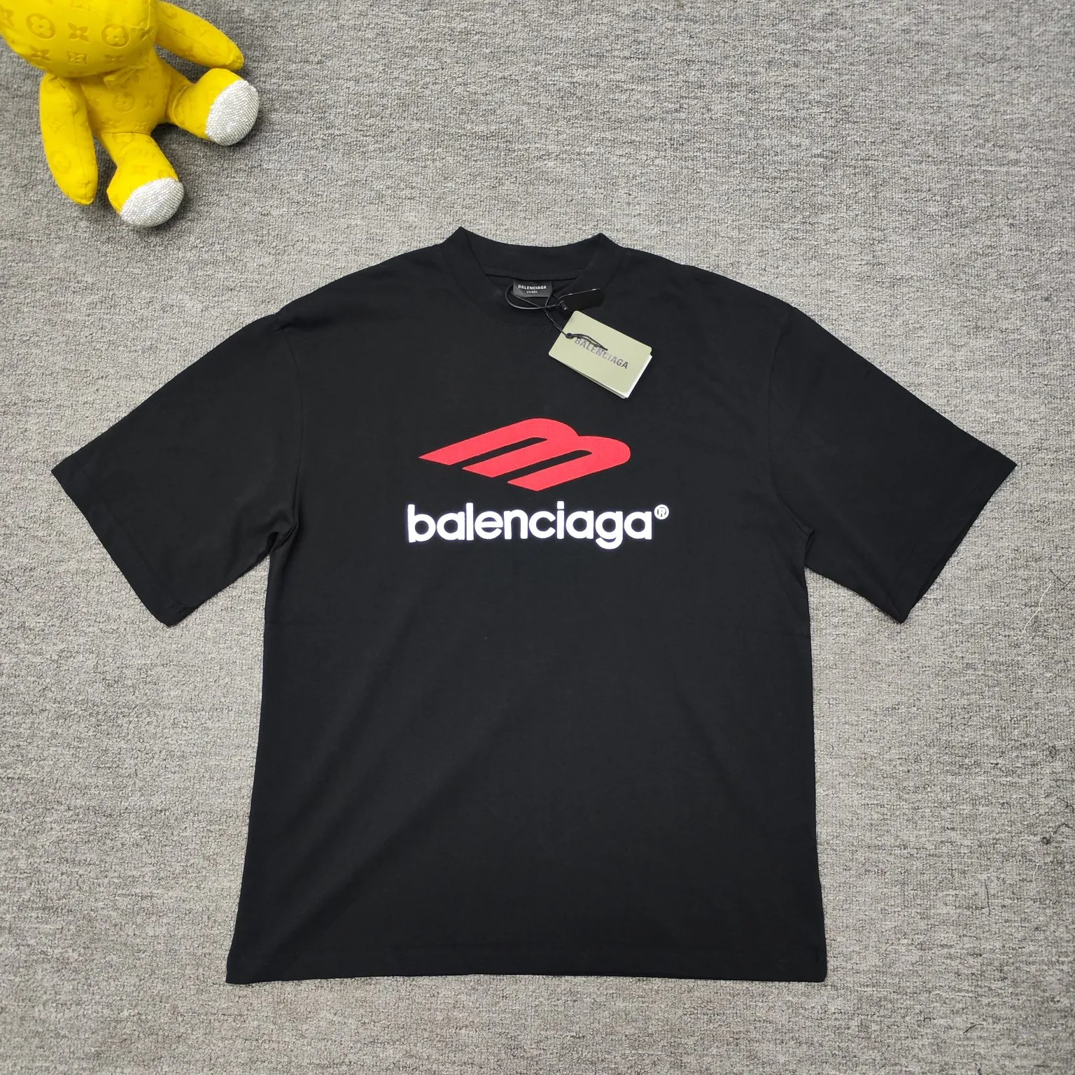 Top version BALENCIAGA Paris' new M-label LOGO letter embroidery short-sleeved T-shirt. The front arms are embroidered with imported Tajima machine heavy industry 10w+ needles. Fine embroidery without rough edges and miscellaneous threads. Very tight and obvious concave and convex texture. Custom-woven and dyed 260g combed cotton fabric. Zero color difference in threads. Perfect details. Different from the current version in the market. Welcome to compare. Same style for men and women. Must-sell in the picture above -Color: white black -SIZE: Xs S M L P:260