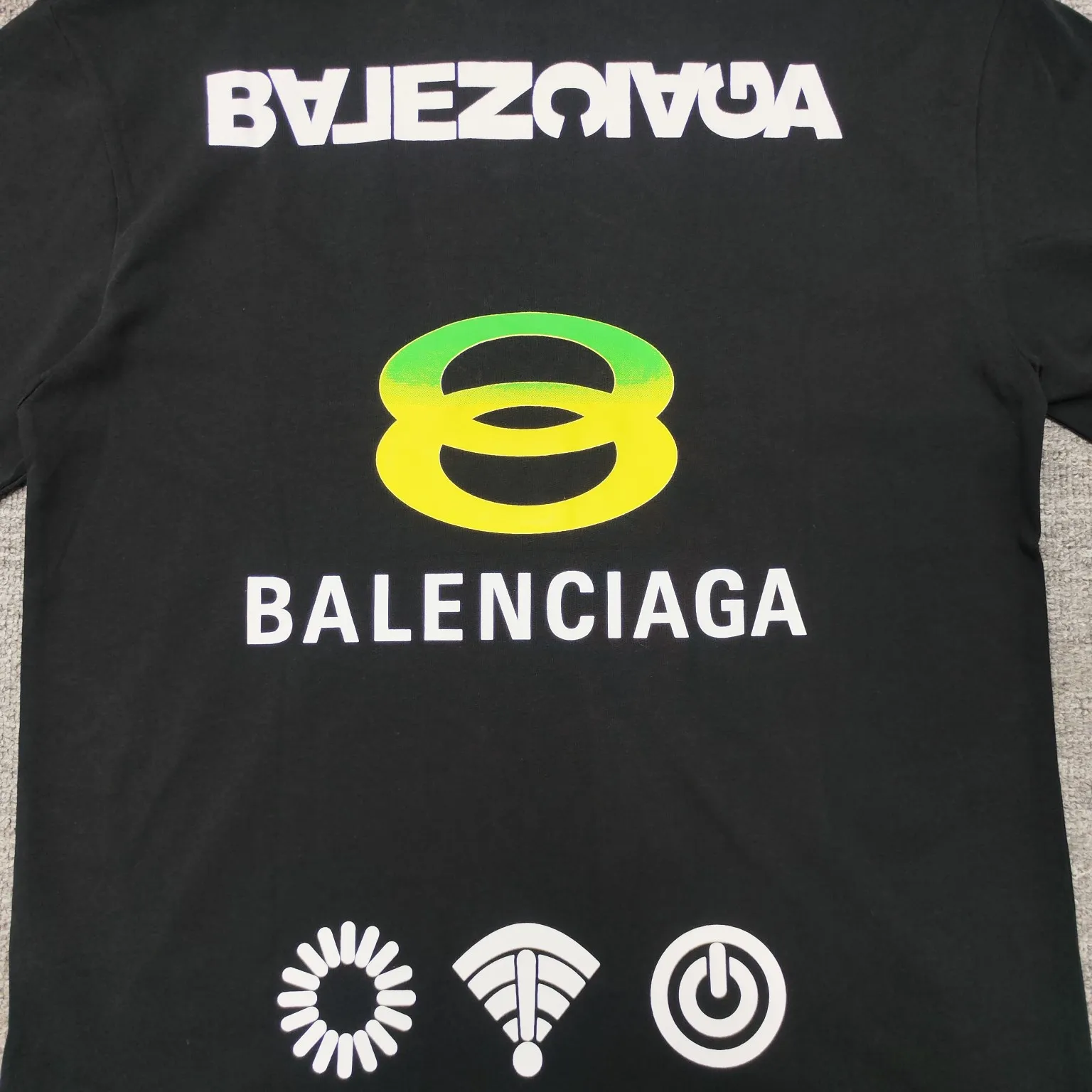 Top version BALENCIAGA Paris' new M-label LOGO letter embroidery short-sleeved T-shirt. The front arms are embroidered with imported Tajima machine heavy industry 10w+ needles. Fine embroidery without rough edges and miscellaneous threads. Very tight and obvious concave and convex texture. Custom-woven and dyed 260g combed cotton fabric. Zero color difference in threads. Perfect details. Different from the current version in the market. Welcome to compare. Same style for men and women. Must-sell in the picture above -Color: white black -SIZE: Xs S M L P:260