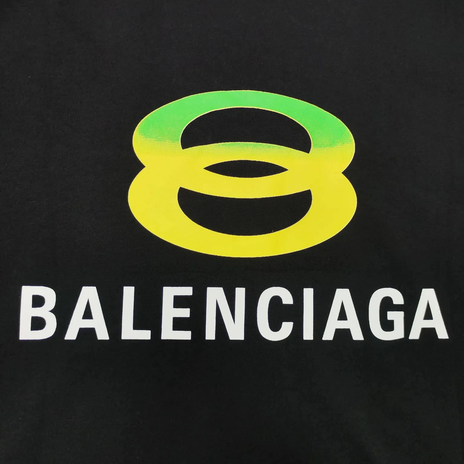 Top version BALENCIAGA Paris' new M-label LOGO letter embroidery short-sleeved T-shirt. The front arms are embroidered with imported Tajima machine heavy industry 10w+ needles. Fine embroidery without rough edges and miscellaneous threads. Very tight and obvious concave and convex texture. Custom-woven and dyed 260g combed cotton fabric. Zero color difference in threads. Perfect details. Different from the current version in the market. Welcome to compare. Same style for men and women. Must-sell in the picture above -Color: white black -SIZE: Xs S M L P:260