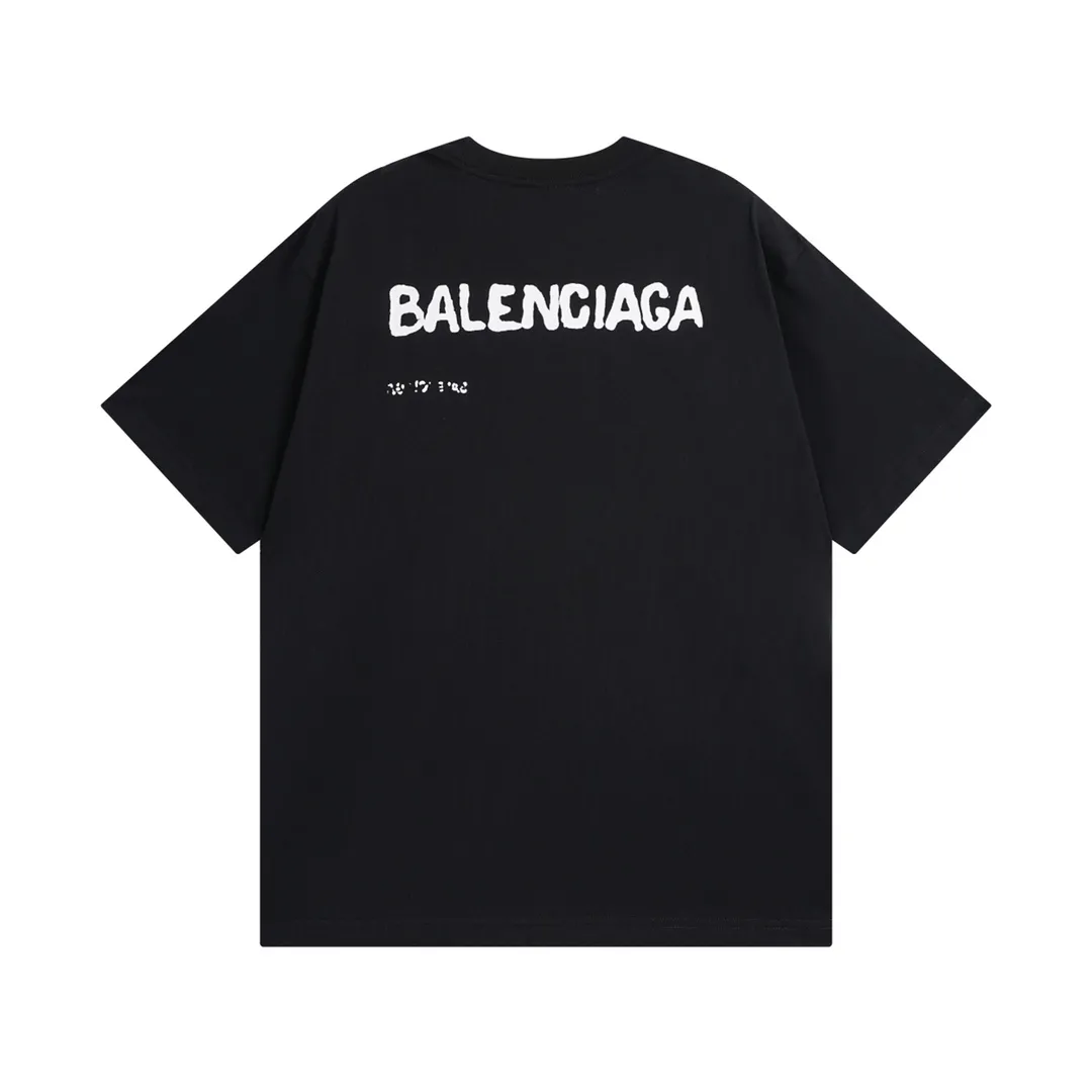 🅿️166 Detailed picture [Top version. Official website quality] BALENCI*GA/Paris BALENCI*GA# 2023 spring and summer new style, blurred letter shadow printed short-sleeved T-shirt. Brick cabinet synchronization. The fabric is made of Paris ZP custom-woven and dyed 100% cotton double yarn compact cotton. The weight is 260 grams, the cloth surface is clean. The cloth pattern is clear. Soft and comfortable. Good color fastness. Not easy to change color. The threads are woven and dyed with no color difference. The printing uses imported environmentally friendly rubber paddles, cutting piece positioning, precision stencils, fine LOGO letters, clear letters, no burrs. The effect is three-dimensional, which is different from ordinary printing in the market. Restore brick cabinets. The version adopts OS loose shoulder design. Same style for men and women. Code: BL223201 Color: black, pink, white. Size: XS to L