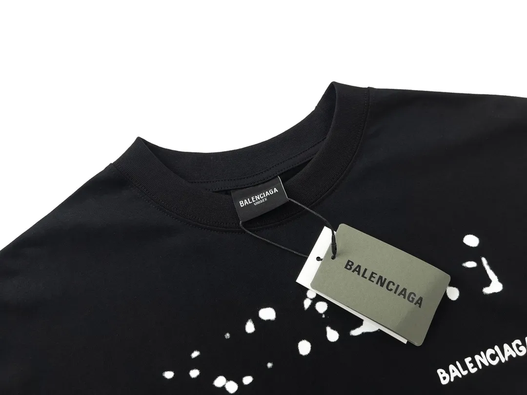 🅿️166 Detailed picture [Top version. Official website quality] BALENCI*GA/Paris BALENCI*GA# 2023 spring and summer new style, blurred letter shadow printed short-sleeved T-shirt. Brick cabinet synchronization. The fabric is made of Paris ZP custom-woven and dyed 100% cotton double yarn compact cotton. The weight is 260 grams, the cloth surface is clean. The cloth pattern is clear. Soft and comfortable. Good color fastness. Not easy to change color. The threads are woven and dyed with no color difference. The printing uses imported environmentally friendly rubber paddles, cutting piece positioning, precision stencils, fine LOGO letters, clear letters, no burrs. The effect is three-dimensional, which is different from ordinary printing in the market. Restore brick cabinets. The version adopts OS loose shoulder design. Same style for men and women. Code: BL223201 Color: black, pink, white. Size: XS to L