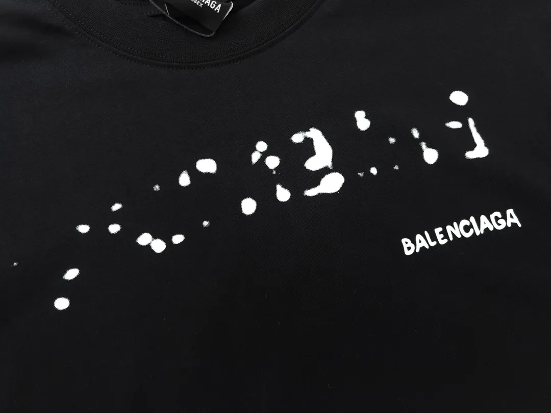 🅿️166 Detailed picture [Top version. Official website quality] BALENCI*GA/Paris BALENCI*GA# 2023 spring and summer new style, blurred letter shadow printed short-sleeved T-shirt. Brick cabinet synchronization. The fabric is made of Paris ZP custom-woven and dyed 100% cotton double yarn compact cotton. The weight is 260 grams, the cloth surface is clean. The cloth pattern is clear. Soft and comfortable. Good color fastness. Not easy to change color. The threads are woven and dyed with no color difference. The printing uses imported environmentally friendly rubber paddles, cutting piece positioning, precision stencils, fine LOGO letters, clear letters, no burrs. The effect is three-dimensional, which is different from ordinary printing in the market. Restore brick cabinets. The version adopts OS loose shoulder design. Same style for men and women. Code: BL223201 Color: black, pink, white. Size: XS to L
