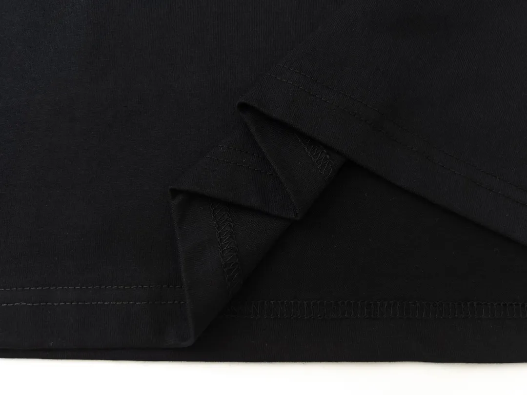 🅿️166 Detailed picture [Top version. Official website quality] BALENCI*GA/Paris BALENCI*GA# 2023 spring and summer new style, blurred letter shadow printed short-sleeved T-shirt. Brick cabinet synchronization. The fabric is made of Paris ZP custom-woven and dyed 100% cotton double yarn compact cotton. The weight is 260 grams, the cloth surface is clean. The cloth pattern is clear. Soft and comfortable. Good color fastness. Not easy to change color. The threads are woven and dyed with no color difference. The printing uses imported environmentally friendly rubber paddles, cutting piece positioning, precision stencils, fine LOGO letters, clear letters, no burrs. The effect is three-dimensional, which is different from ordinary printing in the market. Restore brick cabinets. The version adopts OS loose shoulder design. Same style for men and women. Code: BL223201 Color: black, pink, white. Size: XS to L