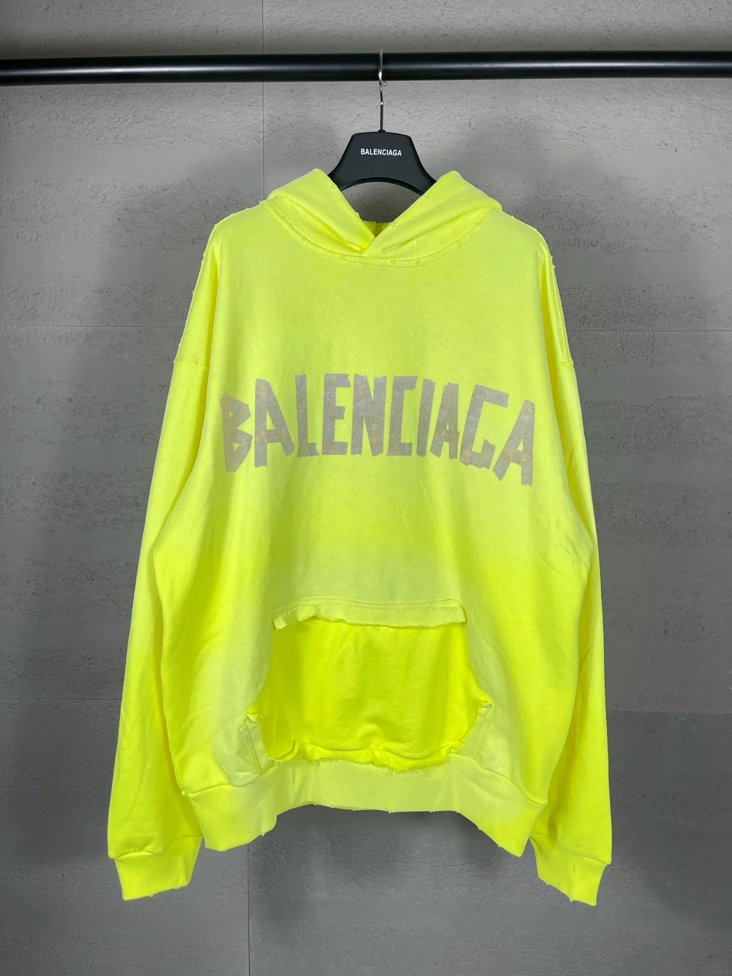 🅿️450 real photos [Top version. Official website quality] BALENCI*GA/Paris. 23ss latest classic hot model. Purchase the original board at the first time. Color. Printing. Washing. Production and authenticity. Wrong version in Jubie market. Welcome to compare. Tape direct printing. Ready-to-wear hooded sweatshirt washed and worn twice. The brick cabinet is synchronized. The fabric is made of Paris ZP custom-woven and dyed cotton sweatshirt. The weight is 450 grams. The cloth surface is clean. The cloth pattern is clear, soft and comfortable, and the threads are dyed with no color difference. The classic pattern adopts Kornit imported direct injection. The letters are clear and the effect is three-dimensional. Restored brick cabinet. The garments were washed and aged, and polished by many hands. Produced by ultra-heavy craftsmanship, special market currency. Note⚠️ZP fabric is made of fine-grained yarn. Pay attention to the big difference! Welcome to compare! The version adopts OS loose shoulder version. The same style for men and women. Code: BL238016 Color: dark gray blue, Paris blue, washed black, burgundy, fluorescent yellow, green, floral gray, sky blue, khaki Size: XS S M L