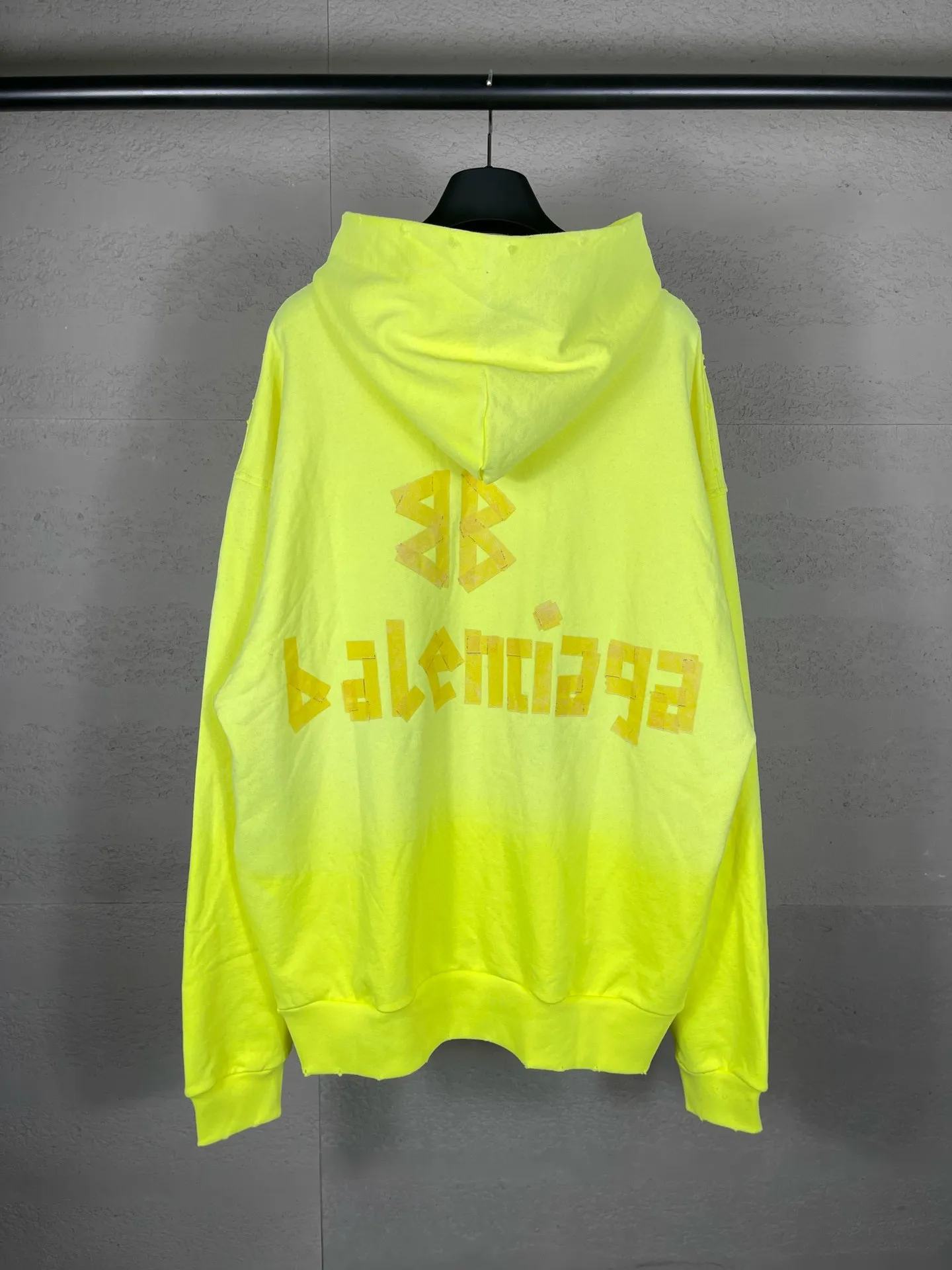 🅿️450 real photos [Top version. Official website quality] BALENCI*GA/Paris. 23ss latest classic hot model. Purchase the original board at the first time. Color. Printing. Washing. Production and authenticity. Wrong version in Jubie market. Welcome to compare. Tape direct printing. Ready-to-wear hooded sweatshirt washed and worn twice. The brick cabinet is synchronized. The fabric is made of Paris ZP custom-woven and dyed cotton sweatshirt. The weight is 450 grams. The cloth surface is clean. The cloth pattern is clear, soft and comfortable, and the threads are dyed with no color difference. The classic pattern adopts Kornit imported direct injection. The letters are clear and the effect is three-dimensional. Restored brick cabinet. The garments were washed and aged, and polished by many hands. Produced by ultra-heavy craftsmanship, special market currency. Note⚠️ZP fabric is made of fine-grained yarn. Pay attention to the big difference! Welcome to compare! The version adopts OS loose shoulder version. The same style for men and women. Code: BL238016 Color: dark gray blue, Paris blue, washed black, burgundy, fluorescent yellow, green, floral gray, sky blue, khaki Size: XS S M L
