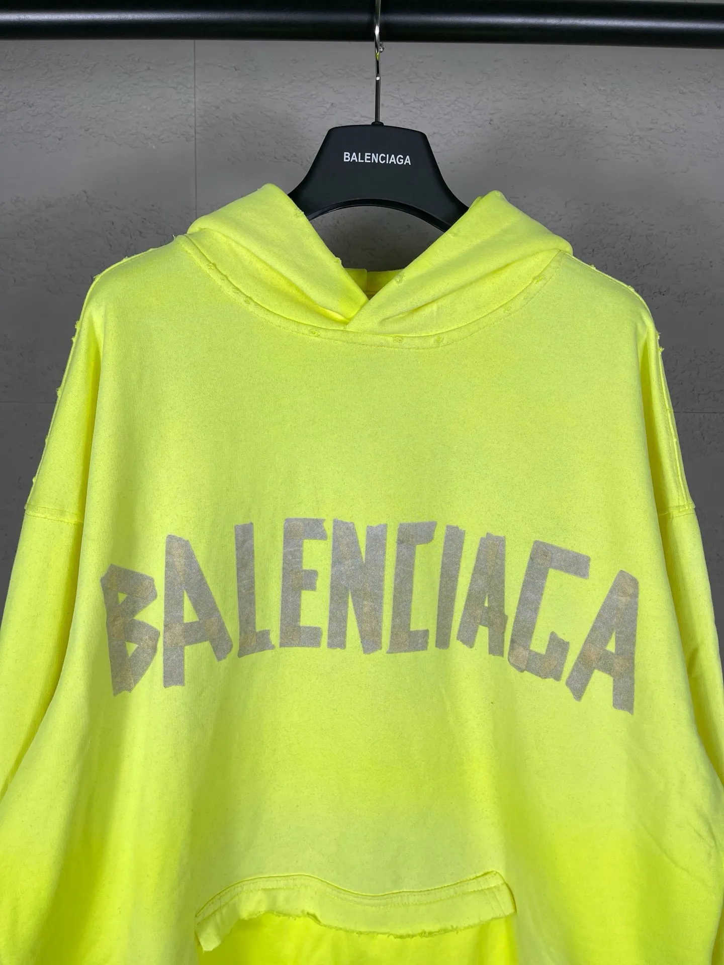 🅿️450 real photos [Top version. Official website quality] BALENCI*GA/Paris. 23ss latest classic hot model. Purchase the original board at the first time. Color. Printing. Washing. Production and authenticity. Wrong version in Jubie market. Welcome to compare. Tape direct printing. Ready-to-wear hooded sweatshirt washed and worn twice. The brick cabinet is synchronized. The fabric is made of Paris ZP custom-woven and dyed cotton sweatshirt. The weight is 450 grams. The cloth surface is clean. The cloth pattern is clear, soft and comfortable, and the threads are dyed with no color difference. The classic pattern adopts Kornit imported direct injection. The letters are clear and the effect is three-dimensional. Restored brick cabinet. The garments were washed and aged, and polished by many hands. Produced by ultra-heavy craftsmanship, special market currency. Note⚠️ZP fabric is made of fine-grained yarn. Pay attention to the big difference! Welcome to compare! The version adopts OS loose shoulder version. The same style for men and women. Code: BL238016 Color: dark gray blue, Paris blue, washed black, burgundy, fluorescent yellow, green, floral gray, sky blue, khaki Size: XS S M L