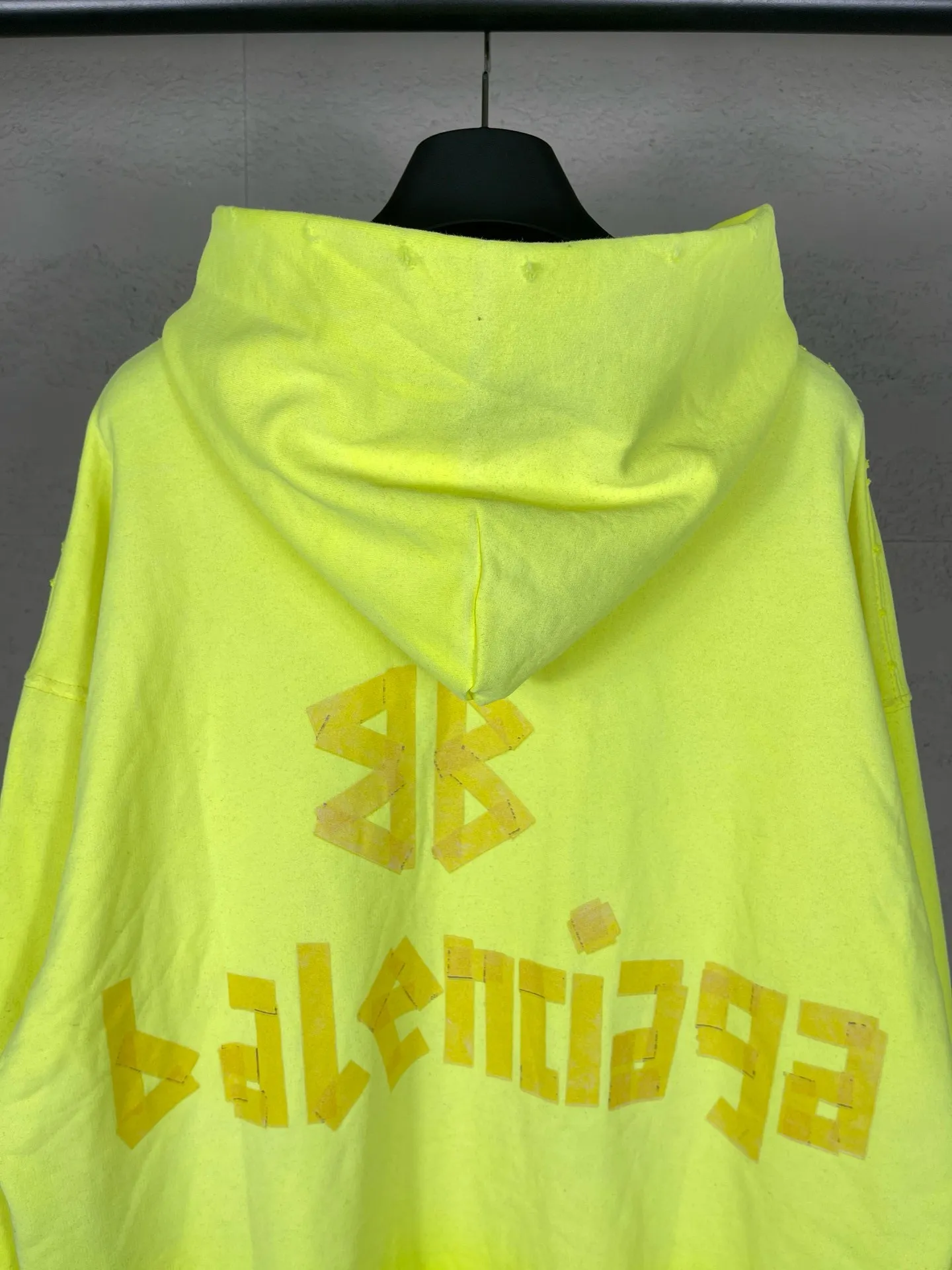 🅿️450 real photos [Top version. Official website quality] BALENCI*GA/Paris. 23ss latest classic hot model. Purchase the original board at the first time. Color. Printing. Washing. Production and authenticity. Wrong version in Jubie market. Welcome to compare. Tape direct printing. Ready-to-wear hooded sweatshirt washed and worn twice. The brick cabinet is synchronized. The fabric is made of Paris ZP custom-woven and dyed cotton sweatshirt. The weight is 450 grams. The cloth surface is clean. The cloth pattern is clear, soft and comfortable, and the threads are dyed with no color difference. The classic pattern adopts Kornit imported direct injection. The letters are clear and the effect is three-dimensional. Restored brick cabinet. The garments were washed and aged, and polished by many hands. Produced by ultra-heavy craftsmanship, special market currency. Note⚠️ZP fabric is made of fine-grained yarn. Pay attention to the big difference! Welcome to compare! The version adopts OS loose shoulder version. The same style for men and women. Code: BL238016 Color: dark gray blue, Paris blue, washed black, burgundy, fluorescent yellow, green, floral gray, sky blue, khaki Size: XS S M L