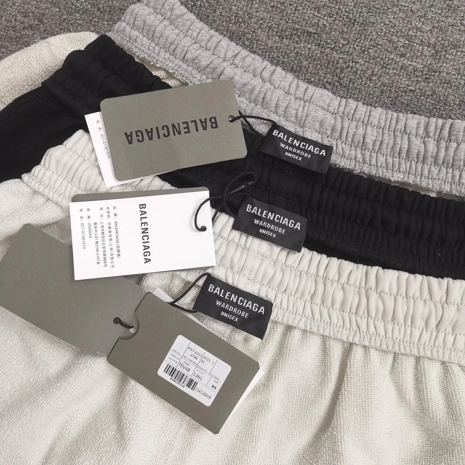 Balenciaga 21SS BLCG Balenciaga Wave Cola Shorts, a classic and versatile style is here! With these pants, they look perfect no matter what outfit you wear! Get it now! Customized special fabrics, ready-to-wear washable, soft and comfortable to the touch.  360 grams of dust-free sweatshirt fabric, washed and cut. Imported environmentally friendly water glue is added to the garment and washed twice to ensure consistent printing. Customized wash mark. This year's sincere shorts LOGO adopts Japanese Tajima embroidery technology, and the printing is full and meticulous. Color: Black/Grey/White/Blue Size: XS-L P:300