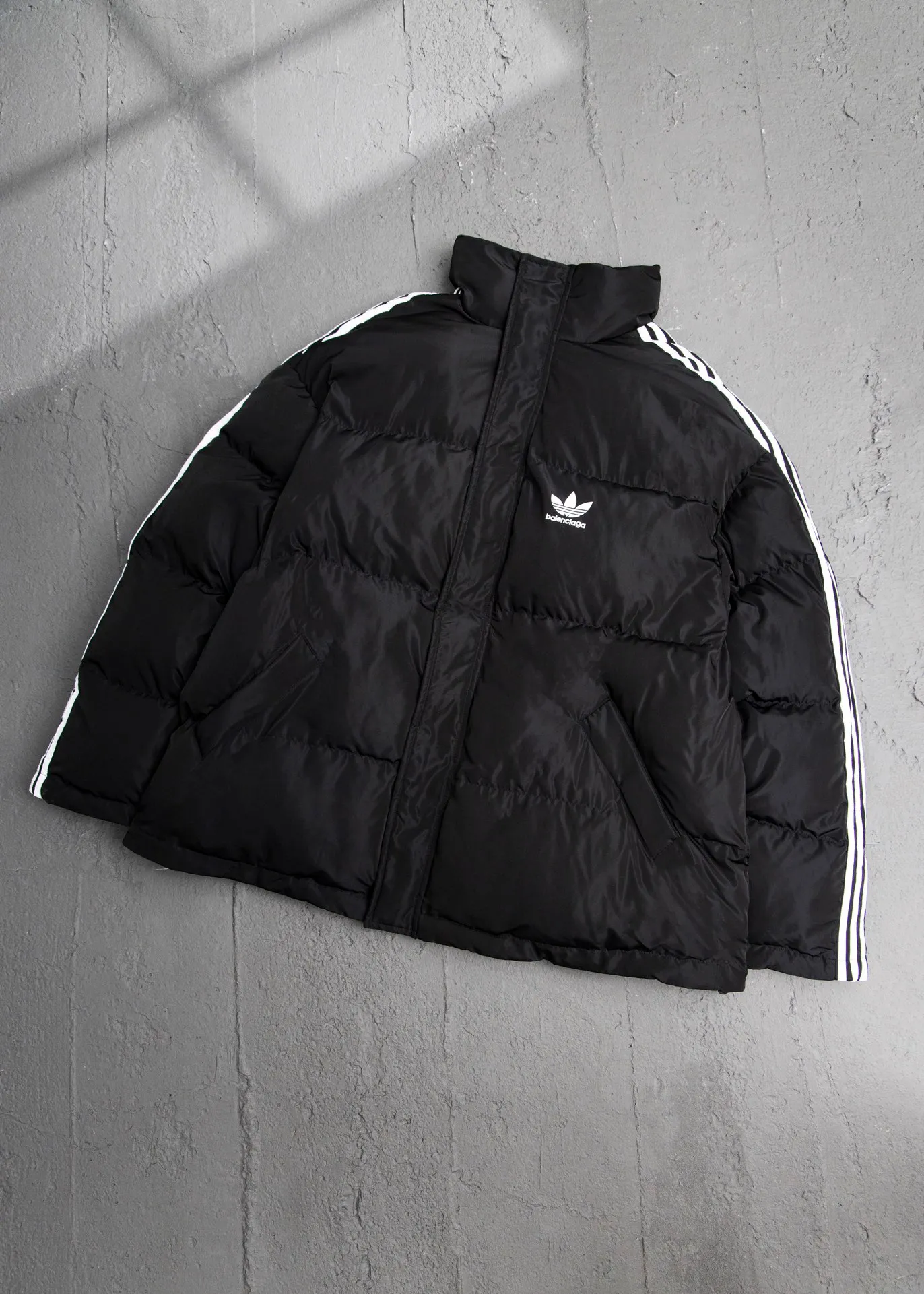 💰700 [Highest version] Balenciaga/Balenciaga BLCG Imported environmentally friendly glue heat-setting ink printing technology. Zipper➕snap button double placket design. Front panel adopts diagonal pocket design. Zipper closure. Internal zipper pocket design. Hem and cuffs are all elastic spring buckle storage design. Mold customization hardware zipper. Original logo four-button. Mold customization original air eye. Mold customization original logo double-hole limit buckle. Original main mark washed tag brand packaging. Color: black Size: 46/48/50/52 Size chart: Length Bust Shoulder Width Sleeve Length 46: 74 134 60 55 48: 76 138 62 56 50: 78 142 64 57 52: 80 146 66 58 Note: There is a difference of 1~2CM due to manual measurement.