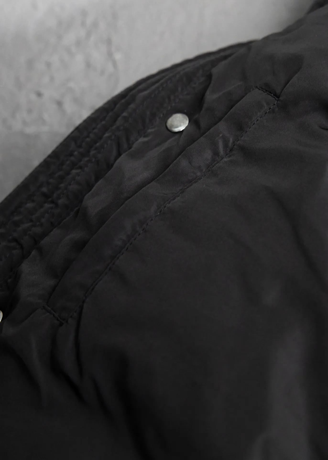 💰700 [Highest version] Balenciaga/Balenciaga BLCG Imported environmentally friendly glue heat-setting ink printing technology. Zipper➕snap button double placket design. Front panel adopts diagonal pocket design. Zipper closure. Internal zipper pocket design. Hem and cuffs are all elastic spring buckle storage design. Mold customization hardware zipper. Original logo four-button. Mold customization original air eye. Mold customization original logo double-hole limit buckle. Original main mark washed tag brand packaging. Color: black Size: 46/48/50/52 Size chart: Length Bust Shoulder Width Sleeve Length 46: 74 134 60 55 48: 76 138 62 56 50: 78 142 64 57 52: 80 146 66 58 Note: There is a difference of 1~2CM due to manual measurement.